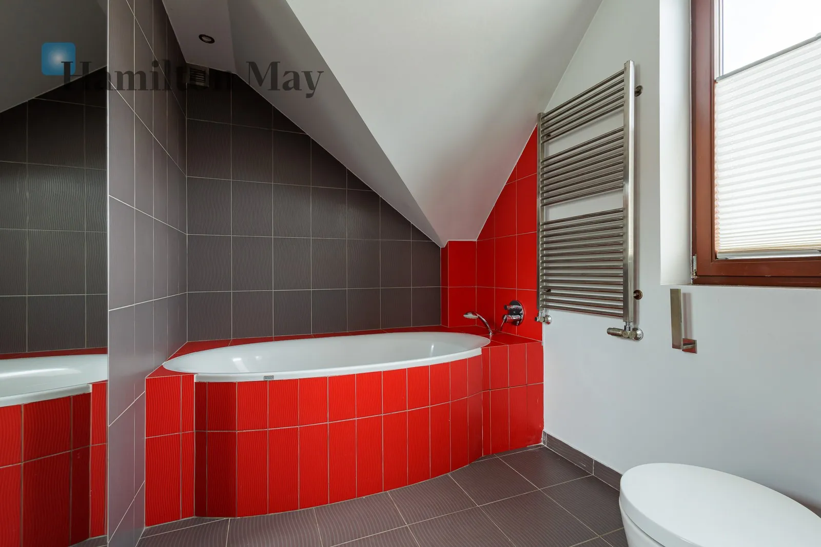 Subregion: Służew Distance to centre: 7.44 km Level: -9 Price: 14000 PLN Bedrooms: 3 Bathrooms: 3 Plot size: 450m2 - slider