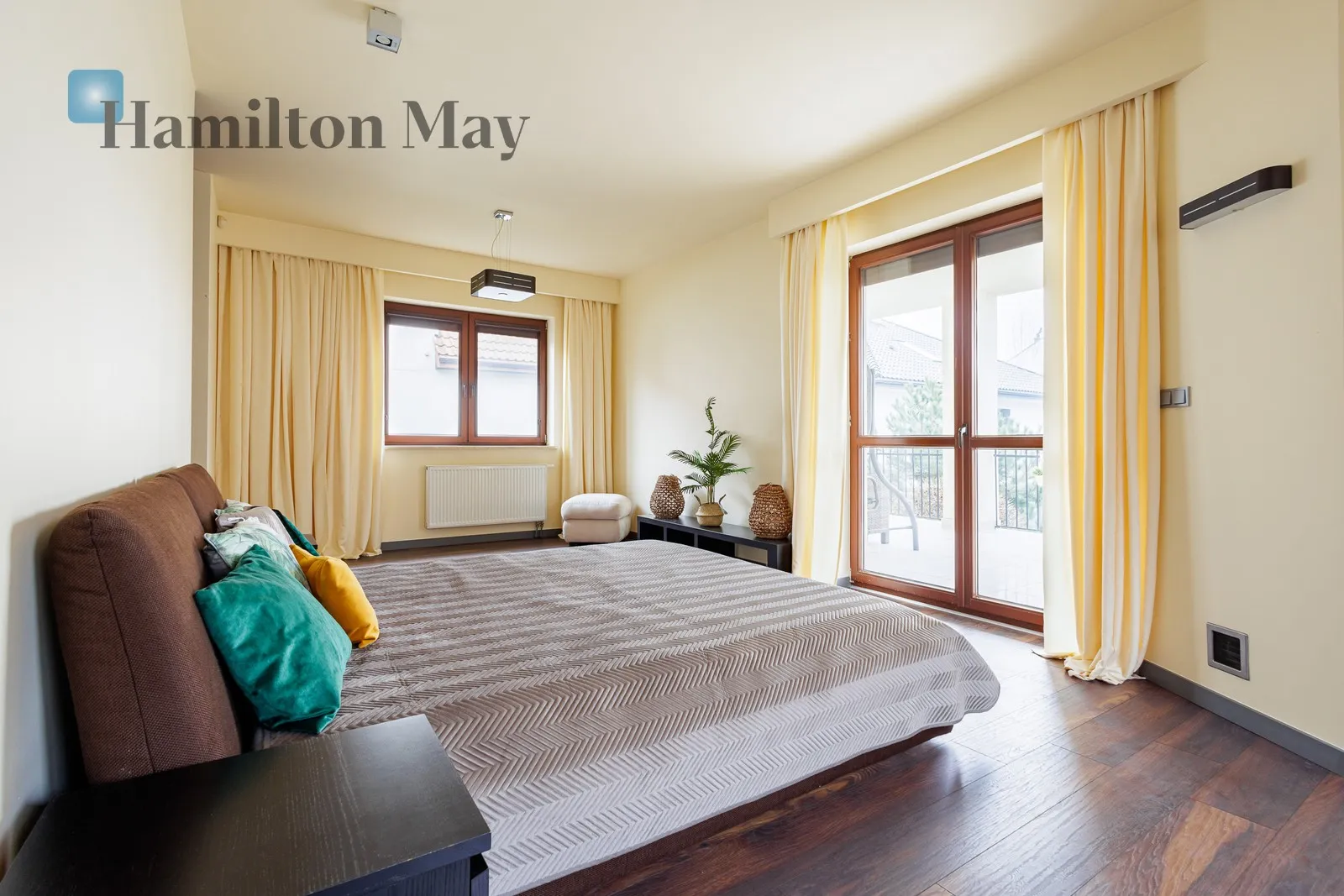 Street: Arbuzowa Region: Mokotów Subregion: Służew Distance to centre: 7.44 km Level: -9 Price: 14000 PLN Bedrooms: 3 Bathrooms: 3 - slider