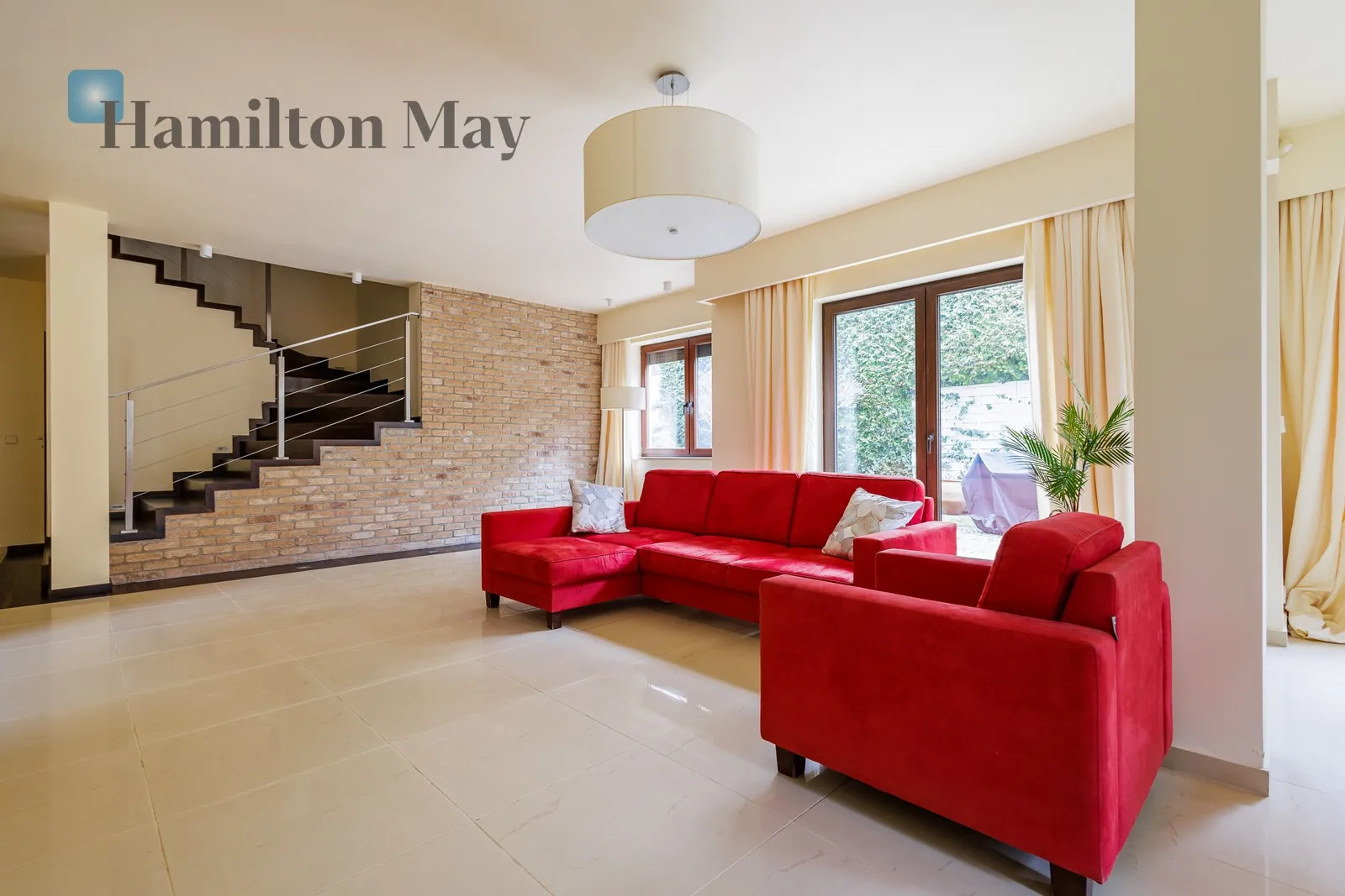 City: Warszawa Street: Arbuzowa Region: Mokotów Subregion: Służew Distance to centre: 7.44 km Level: -9 Price: 14000 PLN Bedrooms: 3 Bathrooms: 3 Plot size: 450m2 - slider