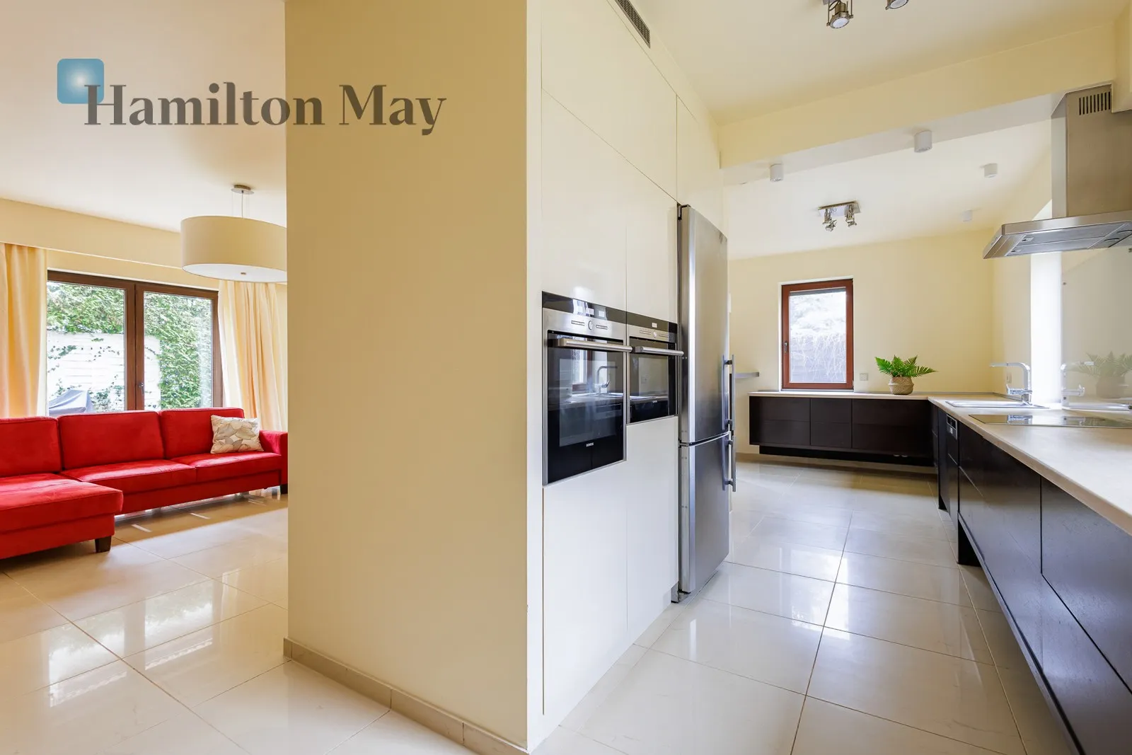 City: Warszawa Street: Arbuzowa Region: Mokotów Subregion: Służew Distance to centre: 7.44 km Level: -9 Price: 14000 PLN Bedrooms: 3 Bathrooms: 3 - slider