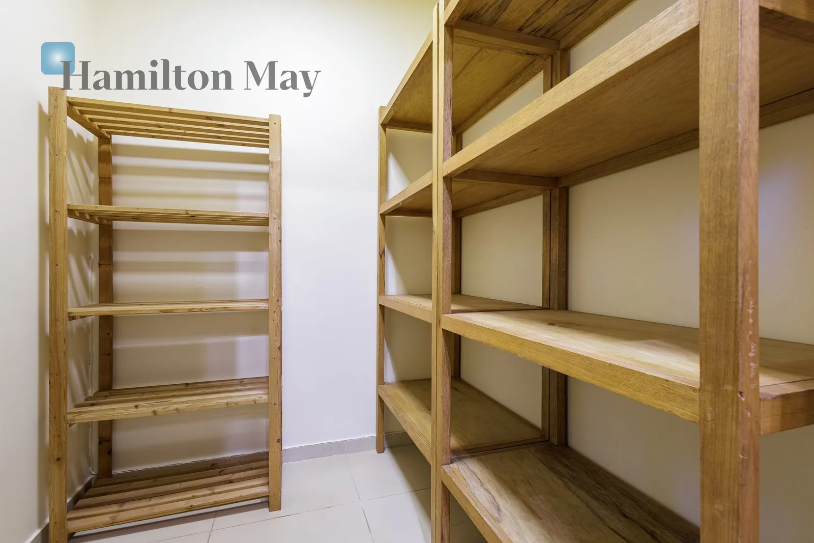 City: Warszawa Street: Arbuzowa Region: Mokotów Subregion: Służew Distance to centre: 7.44 km Level: -9 Price: 14000 PLN Bedrooms: 3 - slider