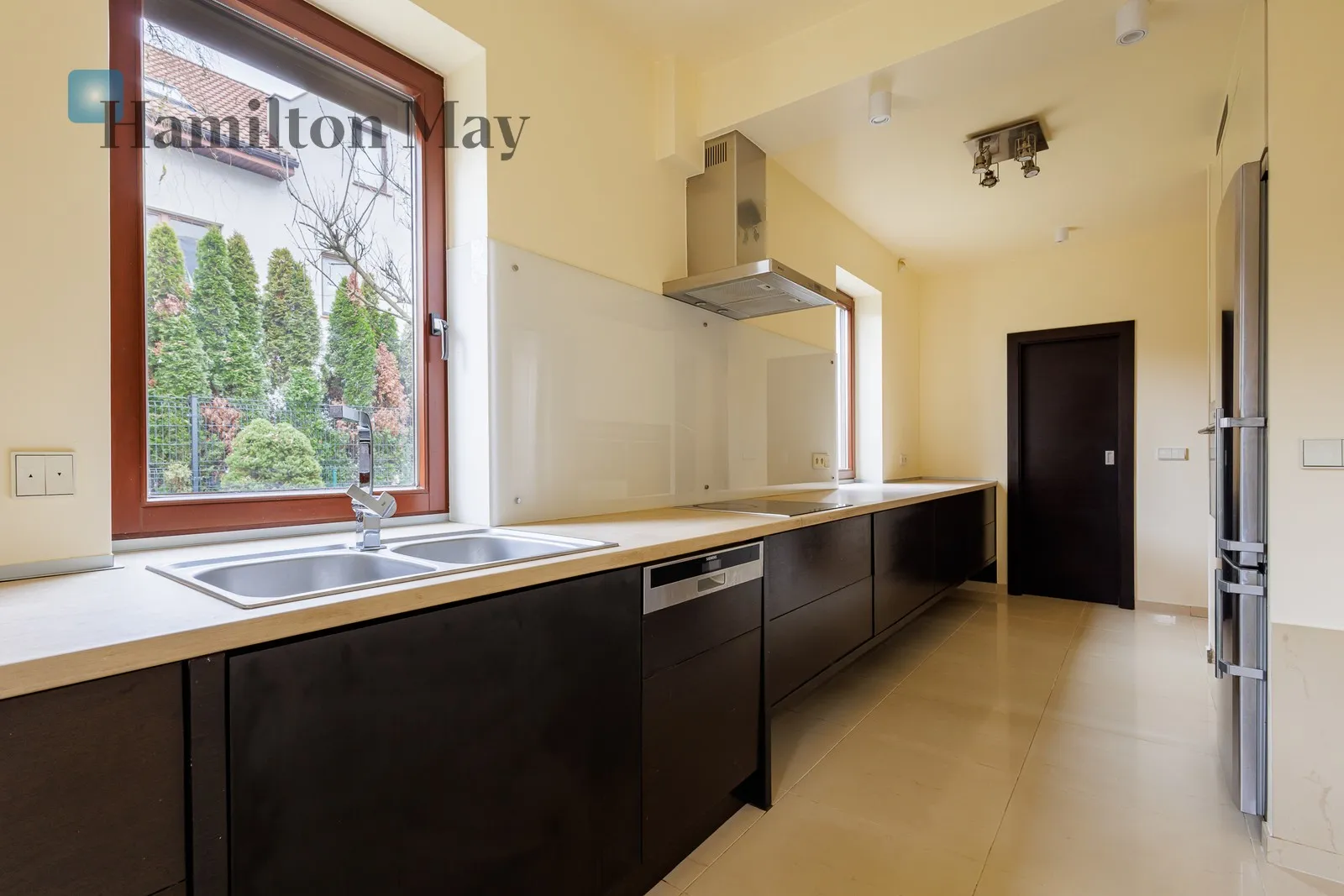 Region: Mokotów Subregion: Służew Distance to centre: 7.44 km Level: -9 Price: 14000 PLN Bedrooms: 3 Bathrooms: 3 Plot size: 450m2 Price/m2: 37 PLN - slider