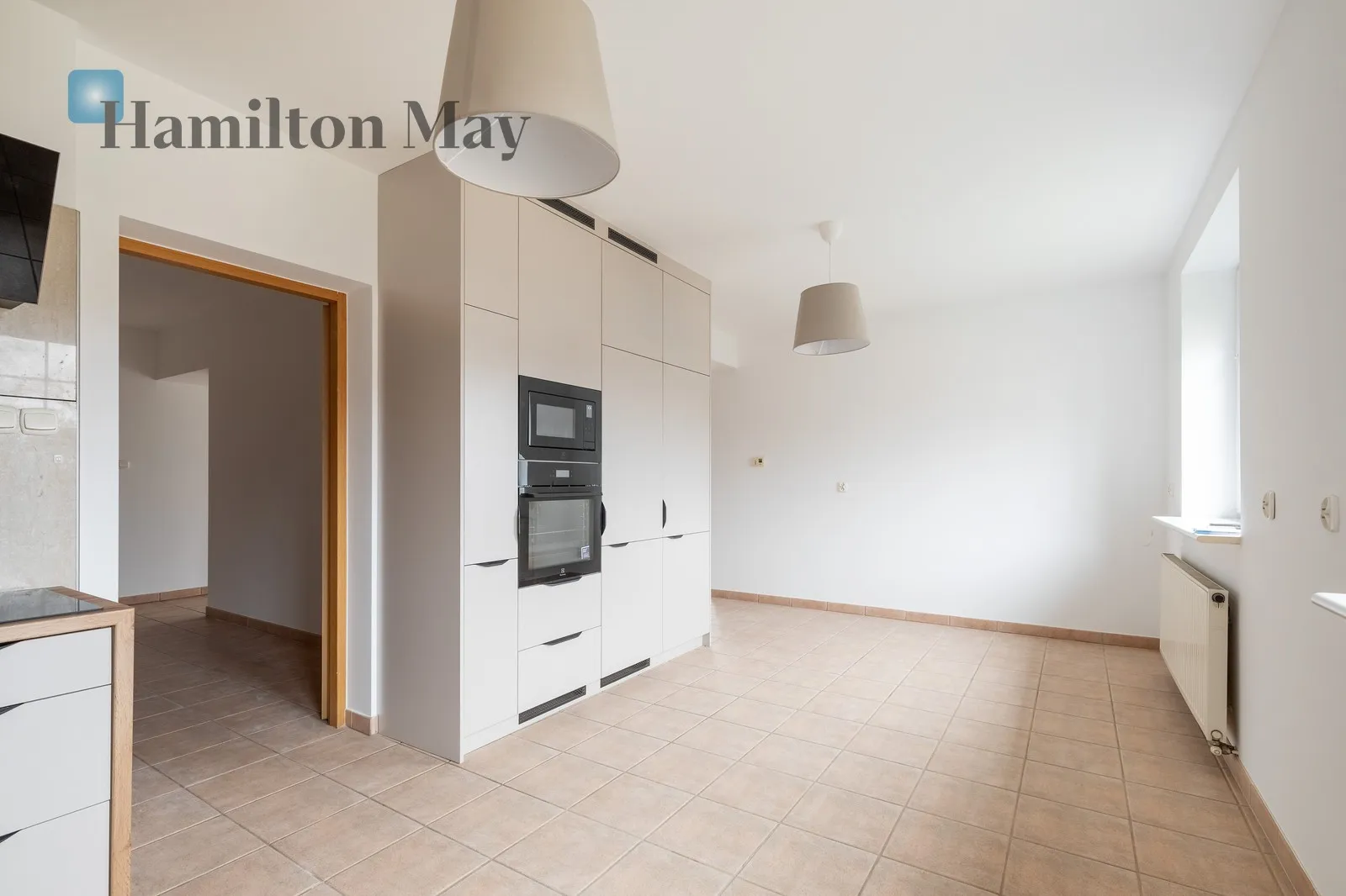 City: Kraków Street: Pasternik Region: Prądnik Biały Subregion: Bronowice Wielkie Distance to centre: 5.51 km Price: 8500 PLN Bedrooms: 4 - slider