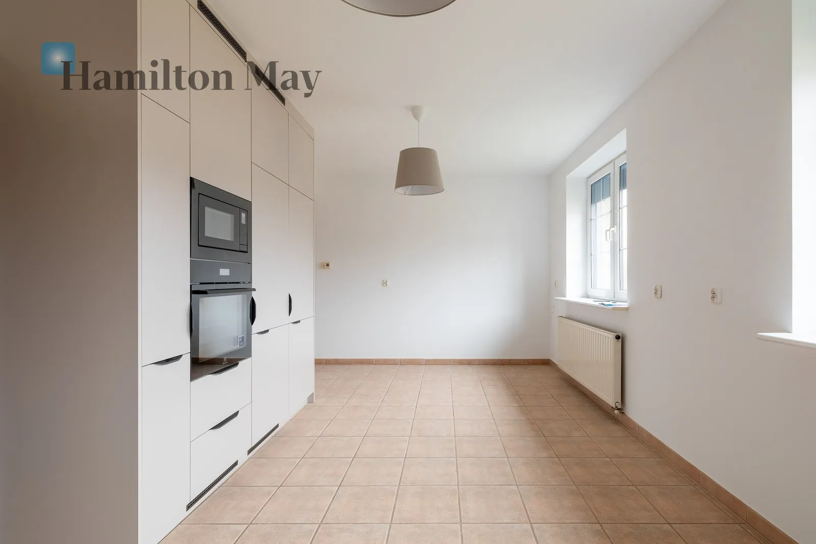 Subregion: Bronowice Wielkie Distance to centre: 5.51 km Price: 8500 PLN Bedrooms: 4 Bathrooms: 2 Plot size: 1000m2 Price/m2: 49 PLN - slider