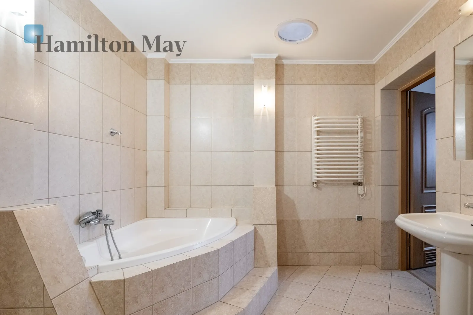 Region: Prądnik Biały Subregion: Bronowice Wielkie Distance to centre: 5.51 km Price: 8500 PLN Bedrooms: 4 Bathrooms: 2 - slider