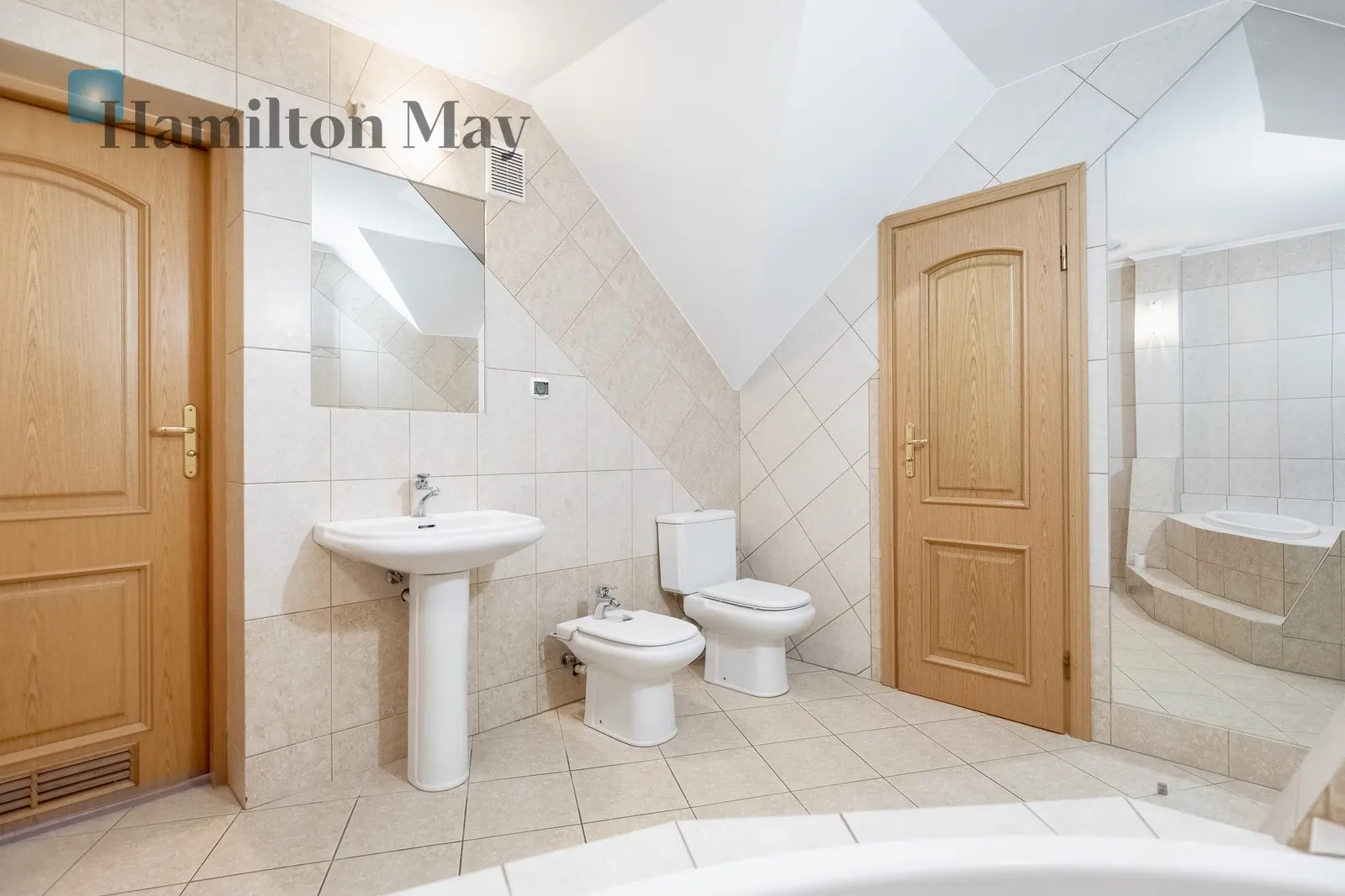 Subregion: Bronowice Wielkie Distance to centre: 5.51 km Price: 8500 PLN Bedrooms: 4 Bathrooms: 2 Plot size: 1000m2 - slider