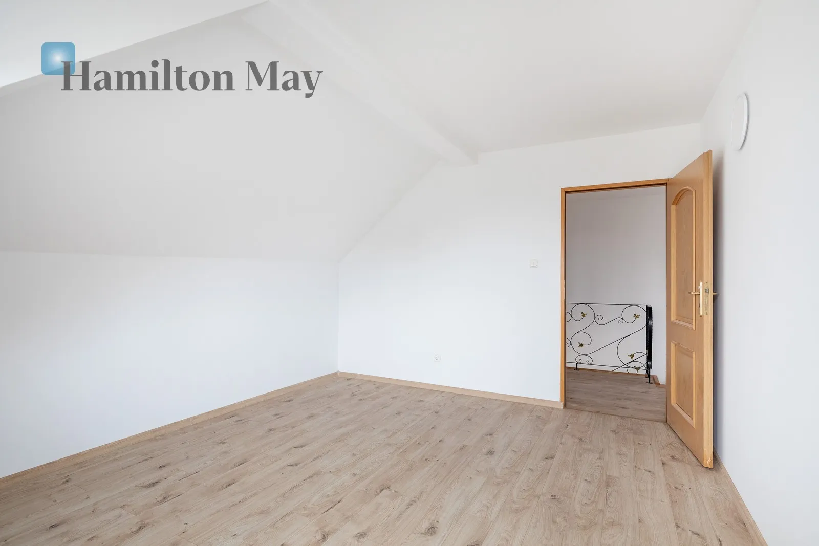 Distance to centre: 5.51 km Price: 8500 PLN Bedrooms: 4 Bathrooms: 2 Plot size: 1000m2 - slider