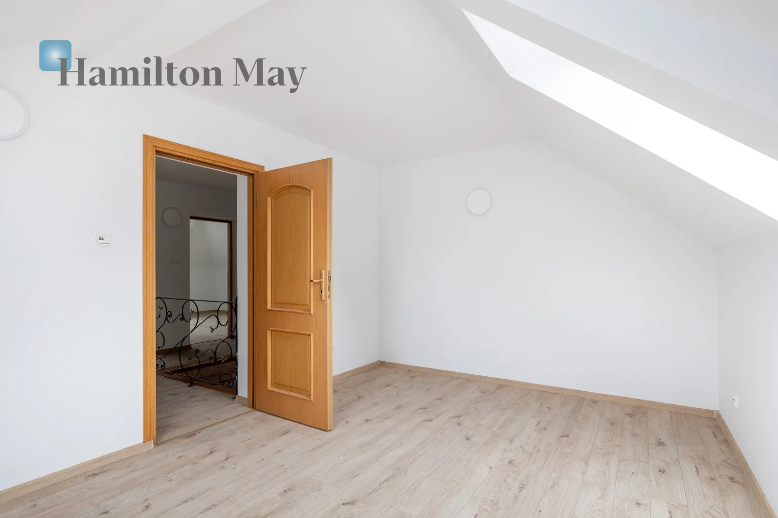 Price: 8500 PLN Bedrooms: 4 Bathrooms: 2 Plot size: 1000m2 Price/m2: 49 PLN - slider