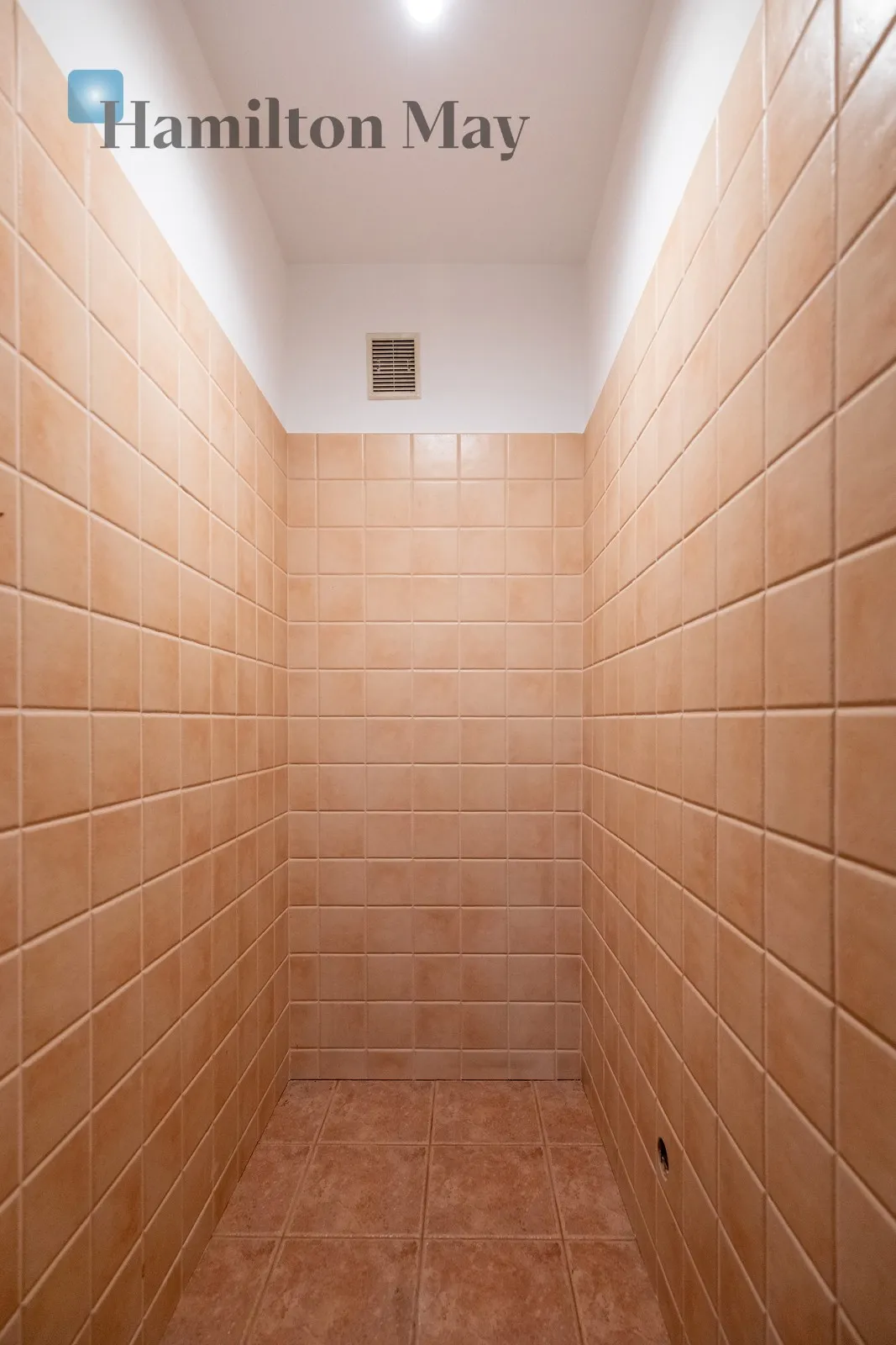 Price: 8500 PLN Bedrooms: 4 Bathrooms: 2 Plot size: 1000m2 - slider