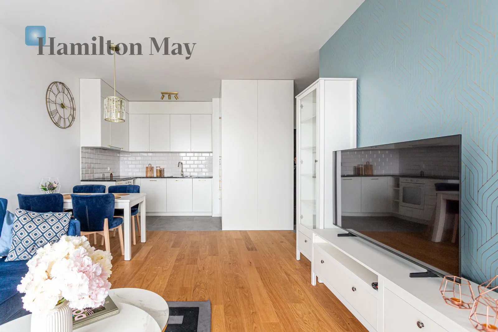 Exceptional Two Room Apartment with Balcony and AC in Soho - slider