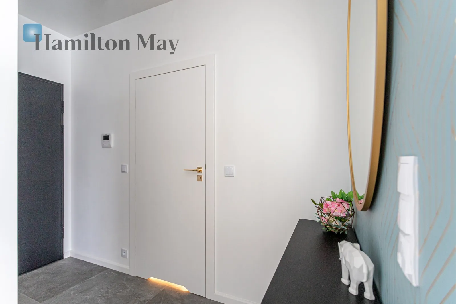 Exceptional Two Room Apartment with Balcony and AC in Soho - slider