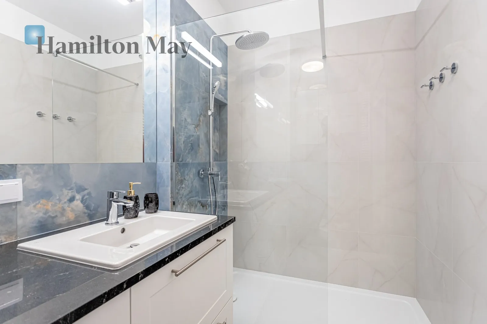 Exceptional Two Room Apartment with Balcony and AC in Soho - slider