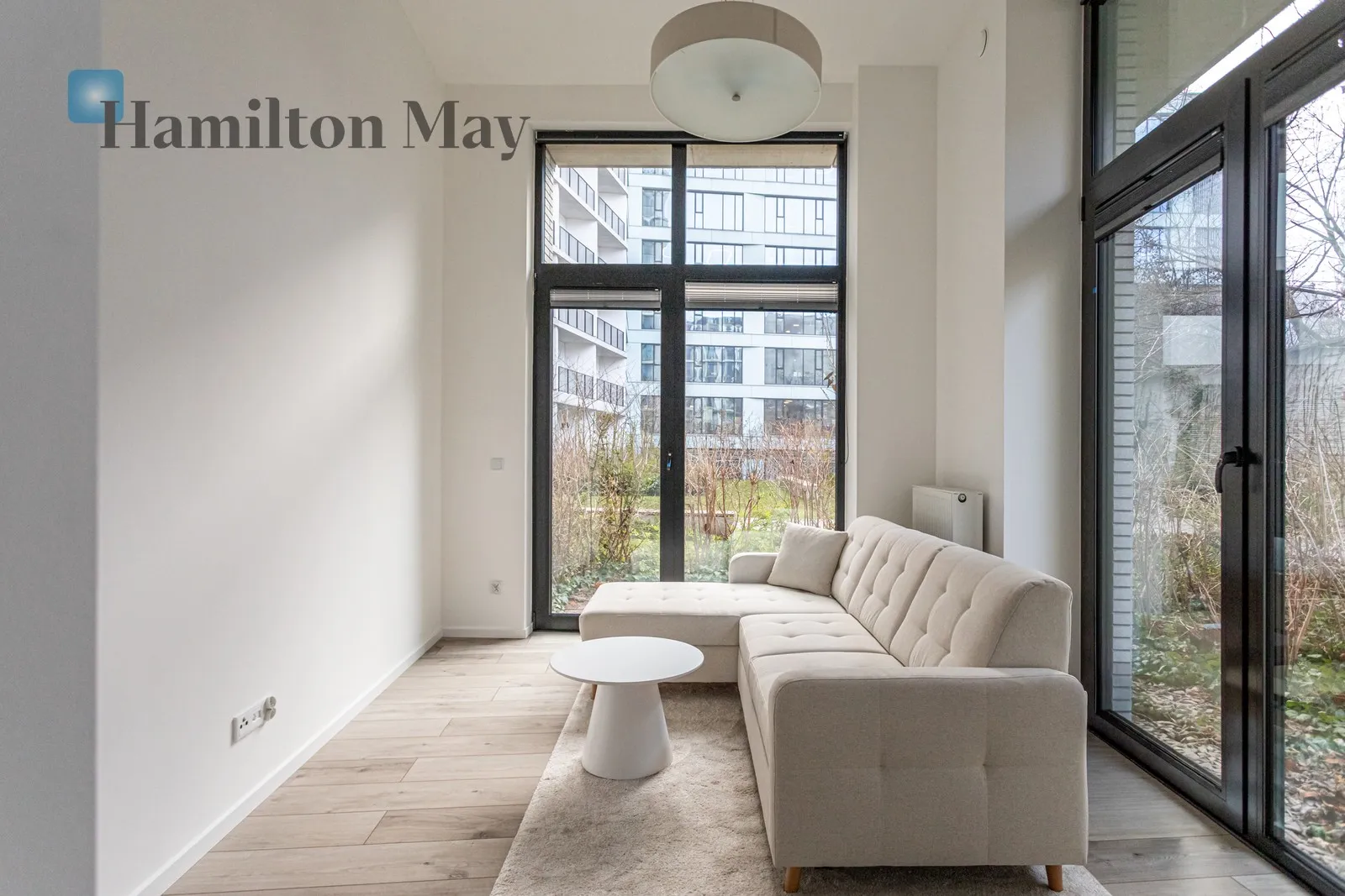 City: Warszawa Street: Krochmalna Region: Wola Subregion: Czyste Distance to centre: 1.85 km Price: 4400 PLN Bedrooms: 1 Bathrooms: 1 Size: 40m2 - slider