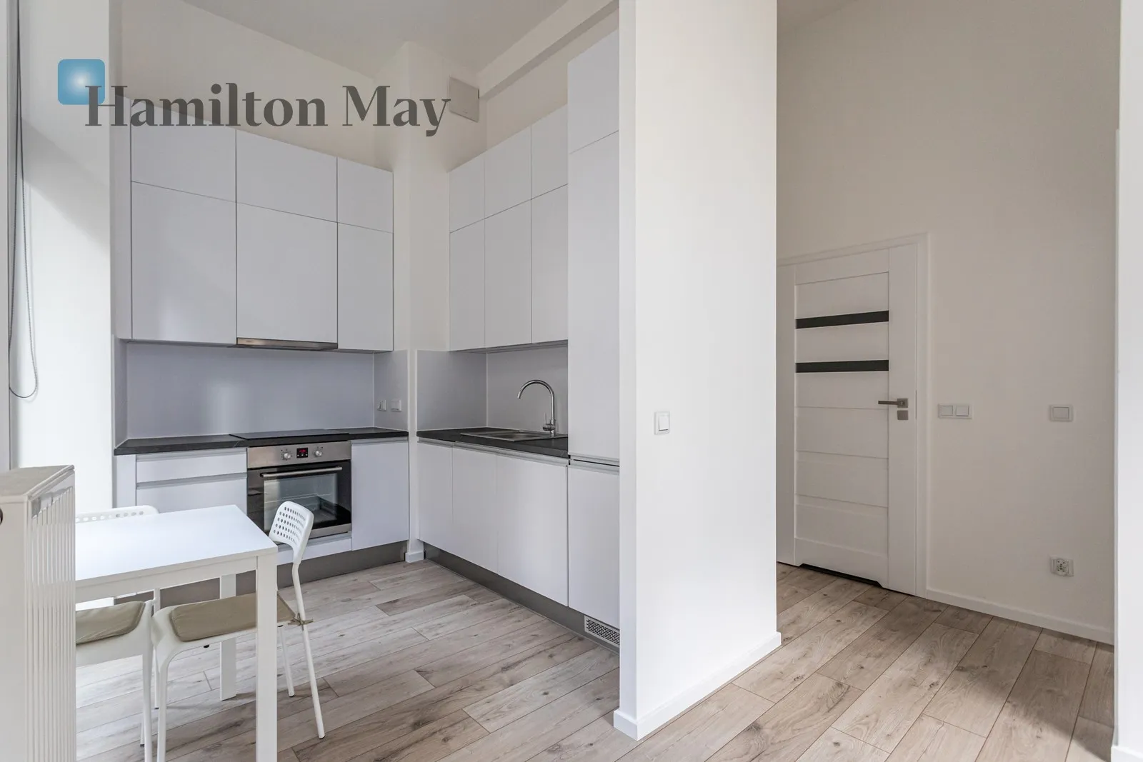 Street: Krochmalna Region: Wola Subregion: Czyste Distance to centre: 1.85 km Price: 4400 PLN Bedrooms: 1 Bathrooms: 1 Size: 40m2 - slider