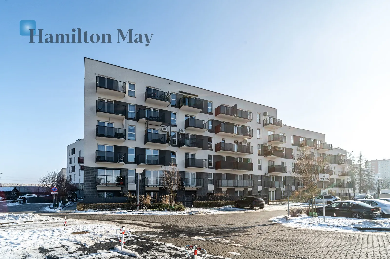 Distance to centre: 3.92 km Level: 4 Price: 3800 PLN Bedrooms: 3 - slider