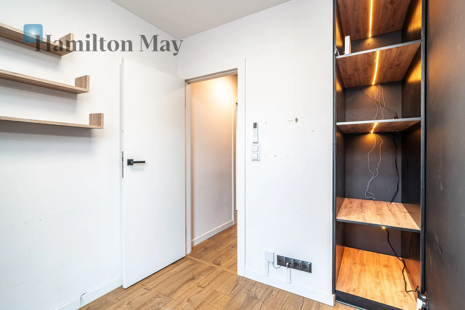 Distance to centre: 3.92 km Level: 4 Price: 3800 PLN Bedrooms: 3 Bathrooms: 1 Size: 52m2 Price/m2: 73 PLN - slider