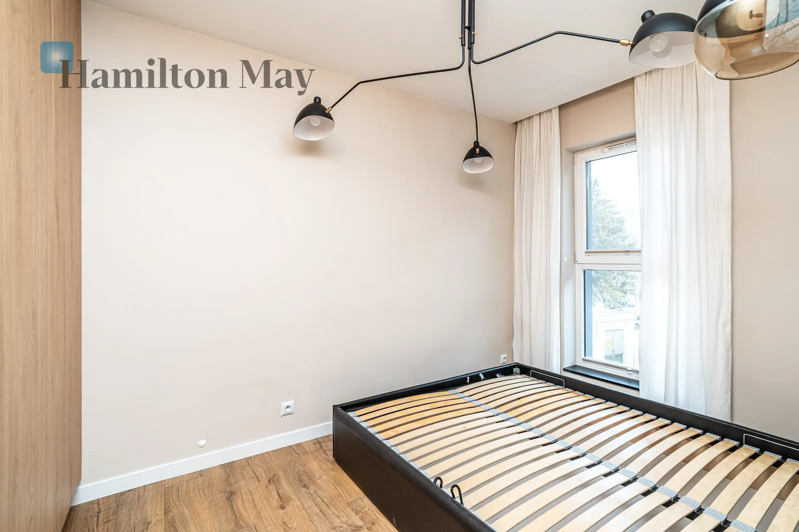 Distance to centre: 3.92 km Level: 4 Price: 3800 PLN Bedrooms: 3 Bathrooms: 1 Size: 52m2 - slider