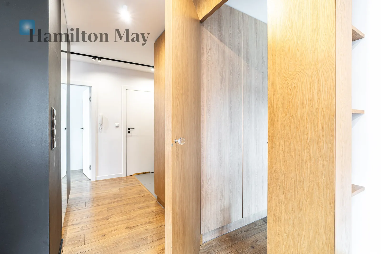 Distance to centre: 3.92 km Level: 4 Price: 3800 PLN Bedrooms: 3 Bathrooms: 1 - slider