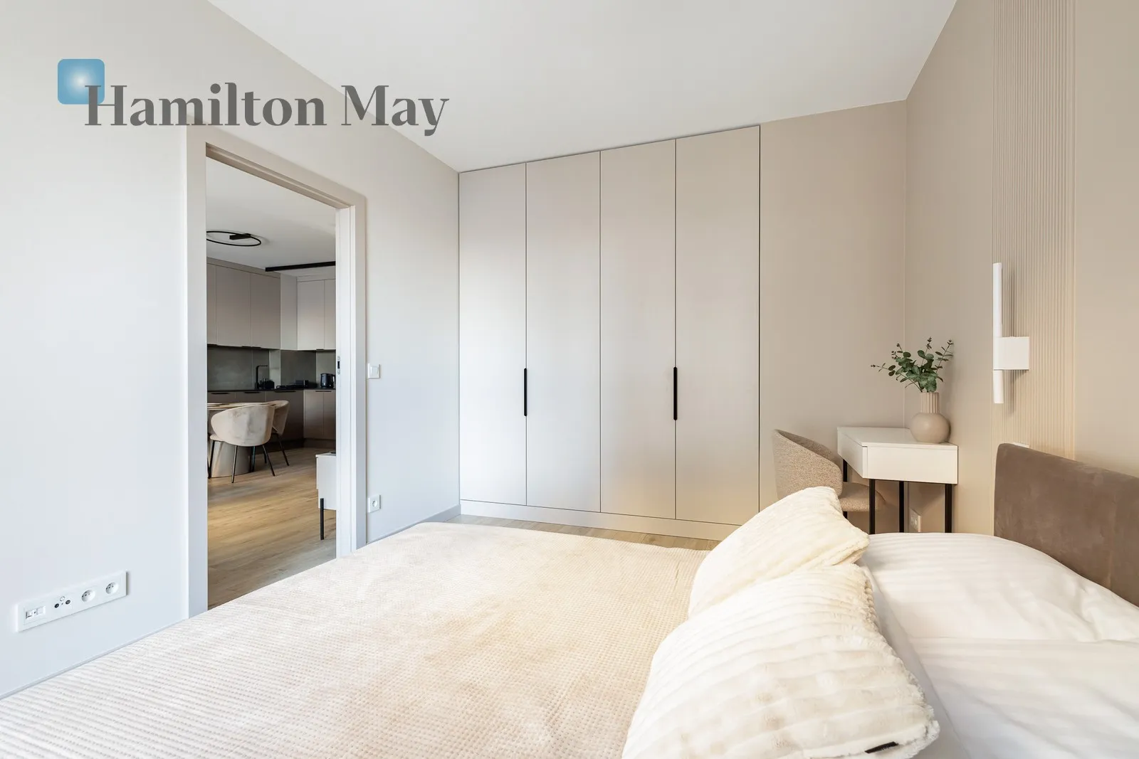 New, functional apartment in Towarowa Square, right next to Rondo Daszyńskiego, ready to move in - slider