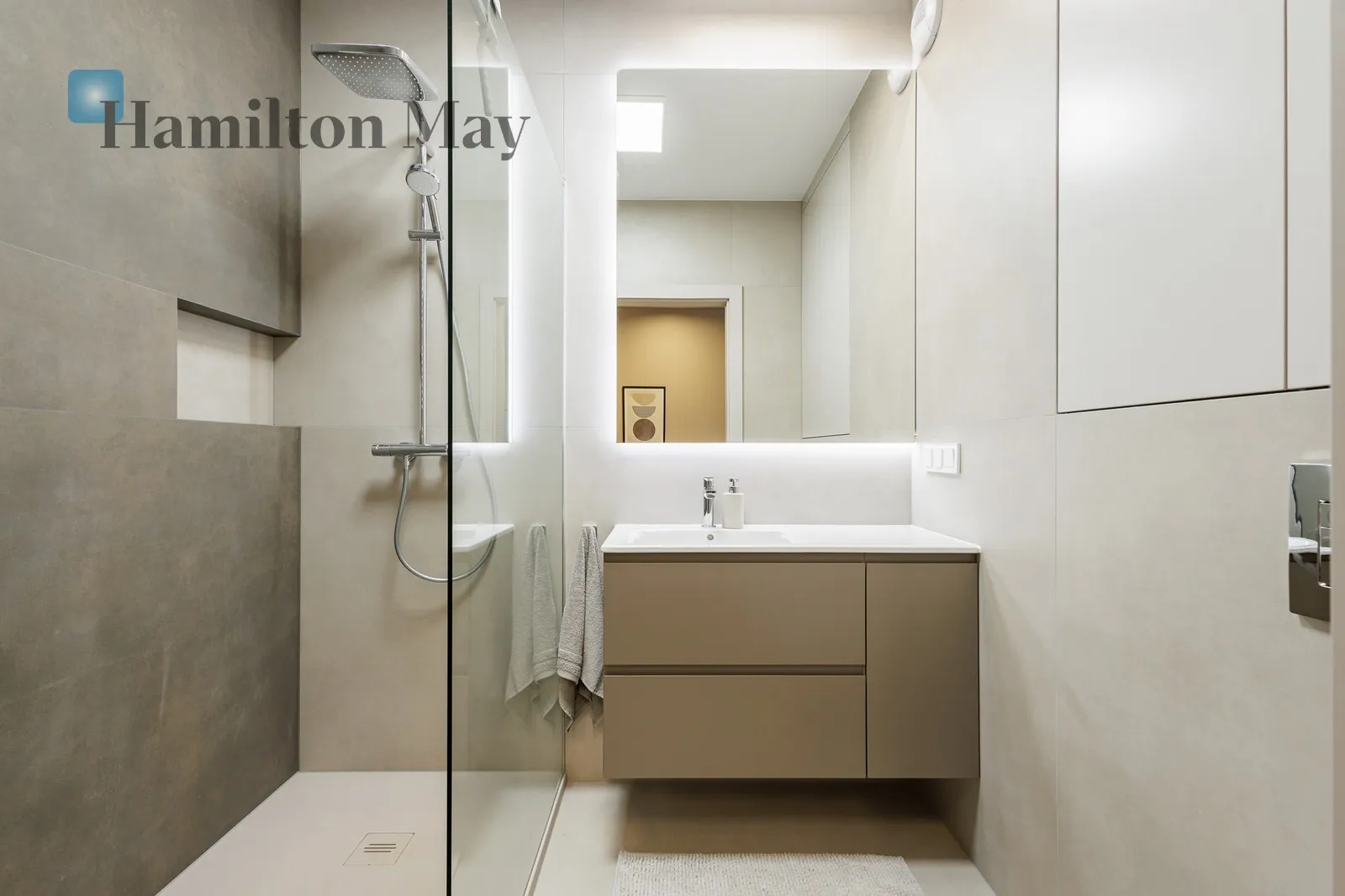 New, functional apartment in Towarowa Square, right next to Rondo Daszyńskiego, ready to move in - slider