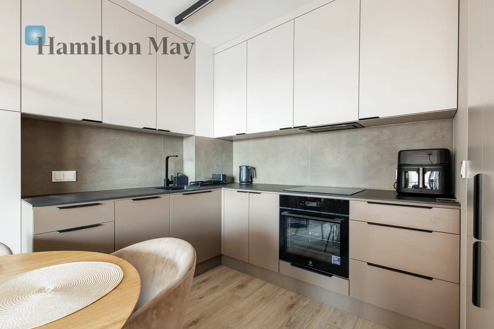 New, functional apartment in Towarowa Square, right next to Rondo Daszyńskiego, ready to move in - slider