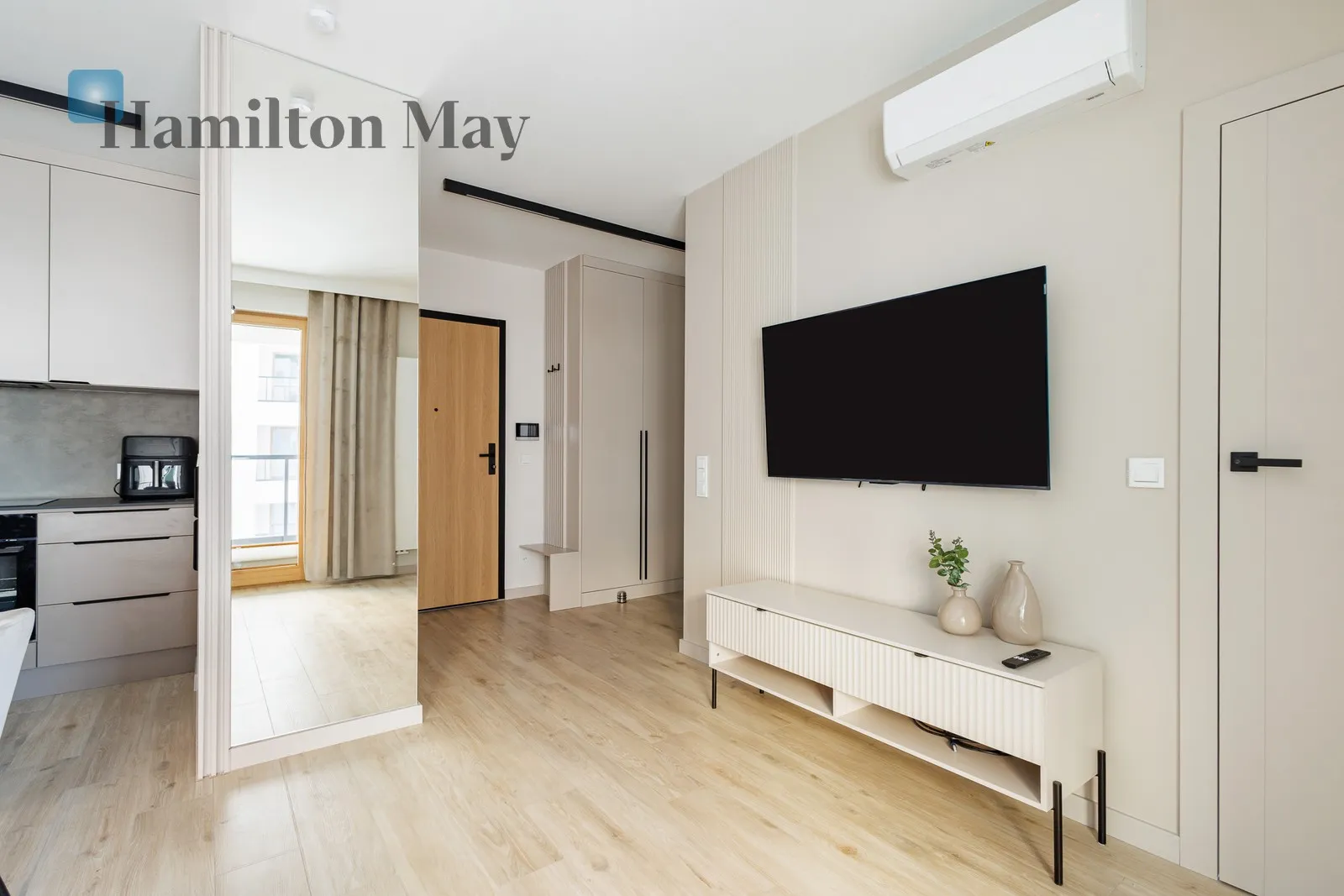 New, functional apartment in Towarowa Square, right next to Rondo Daszyńskiego, ready to move in - slider