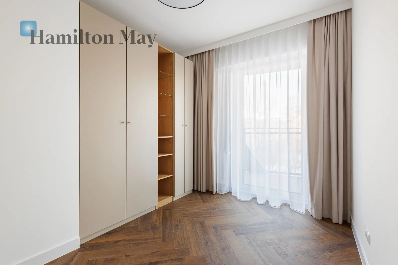 Street: Stefana Okrzei Region: Praga-Północ Subregion: Stara Praga Distance to centre: 2.76 km Level: 5 Price: 6400 PLN Bedrooms: 2 - slider