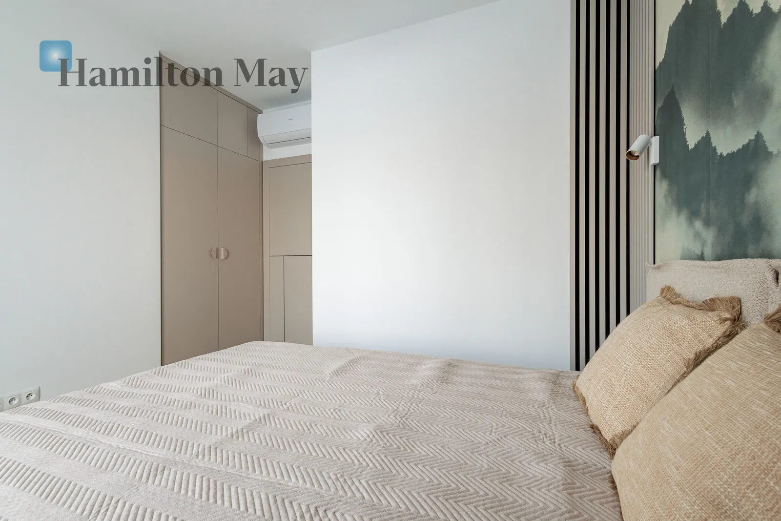 Street: Stefana Okrzei Region: Praga-Północ Subregion: Stara Praga Distance to centre: 2.76 km Level: 3 Price: 6400 PLN Bedrooms: 2 Bathrooms: 1 - slider