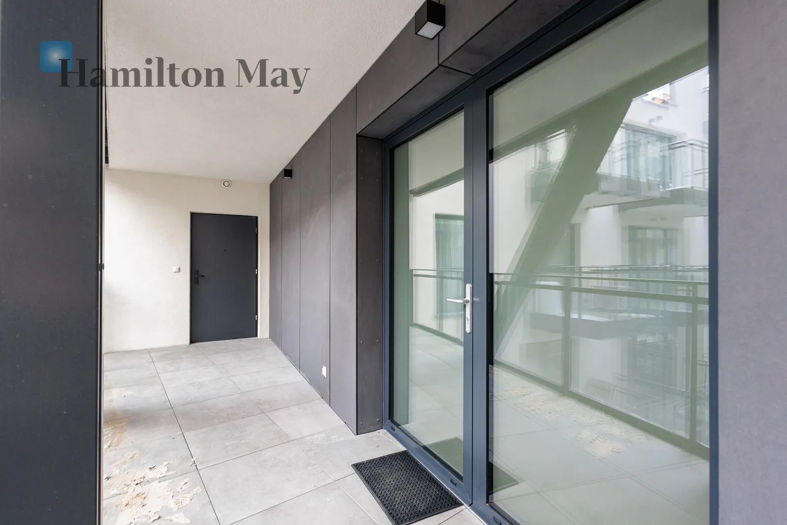 Distance to centre: 2.76 km Level: 3 Price: 6400 PLN Bedrooms: 2 Bathrooms: 1 Size: 57m2 Price/m2: 112 PLN - slider