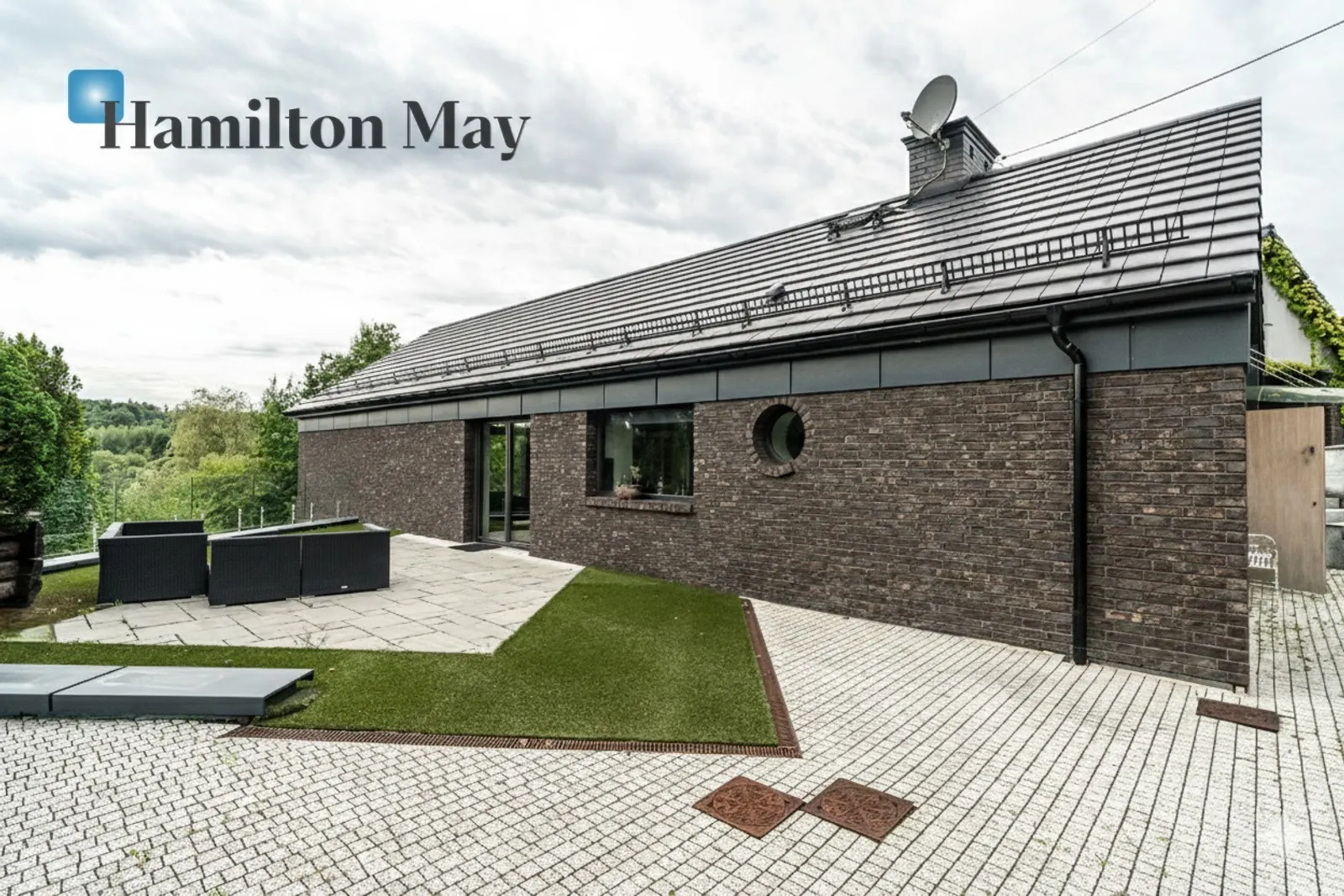 An elegant, atmospheric residence located on a beautiful plot with a panoramic view in Mogilany - slider