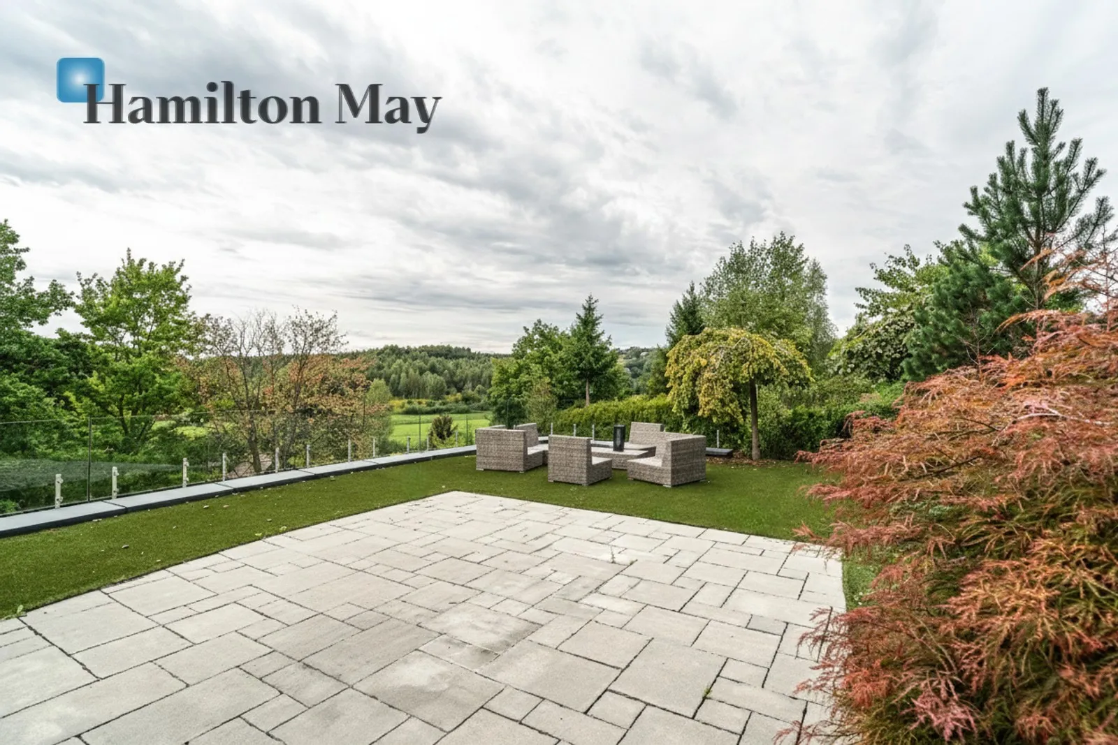 An elegant, atmospheric residence located on a beautiful plot with a panoramic view in Mogilany - slider