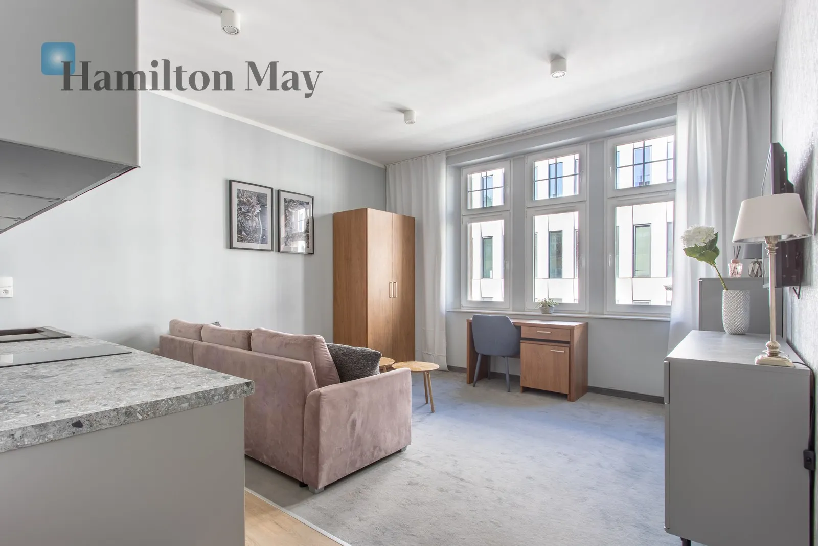 Street: Komandorska Region: Stare Miasto Distance to centre: 1.09 km Level: 3 Price: 2300 PLN Bedrooms: 1 Bathrooms: 1 - slider
