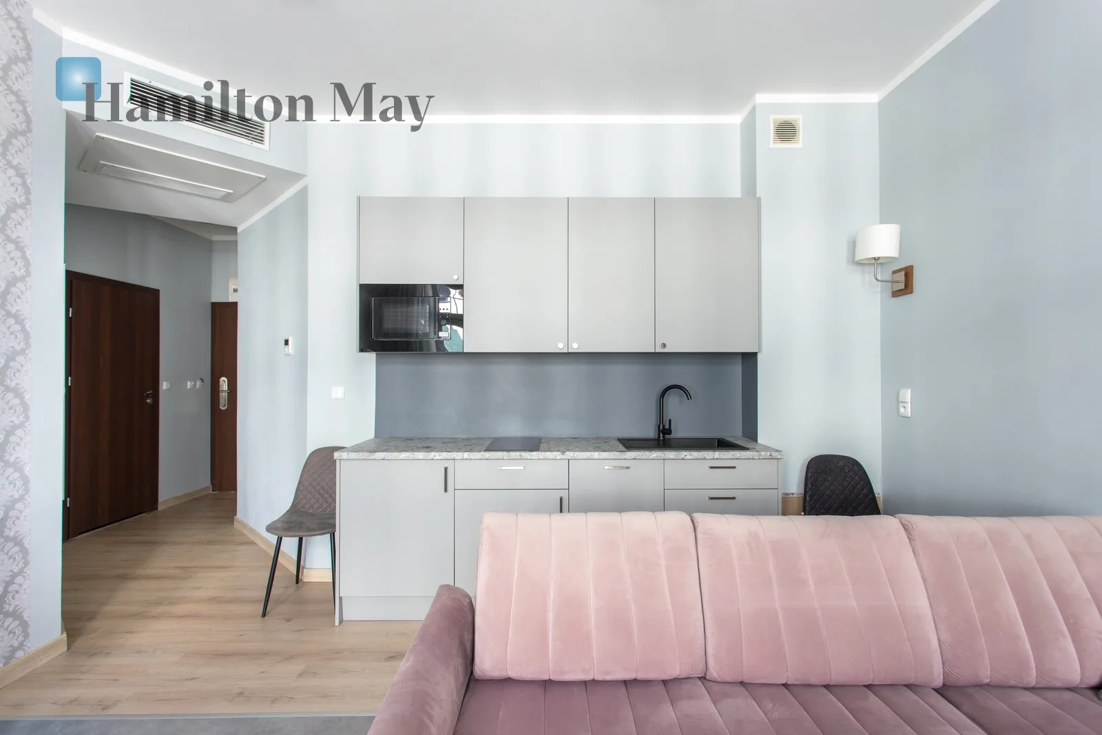 Street: Komandorska Region: Stare Miasto Distance to centre: 1.09 km Level: 3 Price: 2300 PLN Bedrooms: 1 - slider
