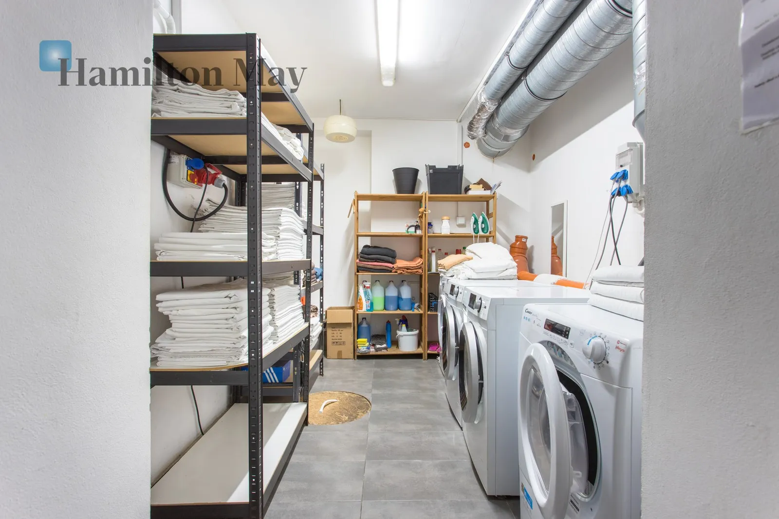 Stylish studio with air conditioning in a restored historic building in central Wrocław - slider