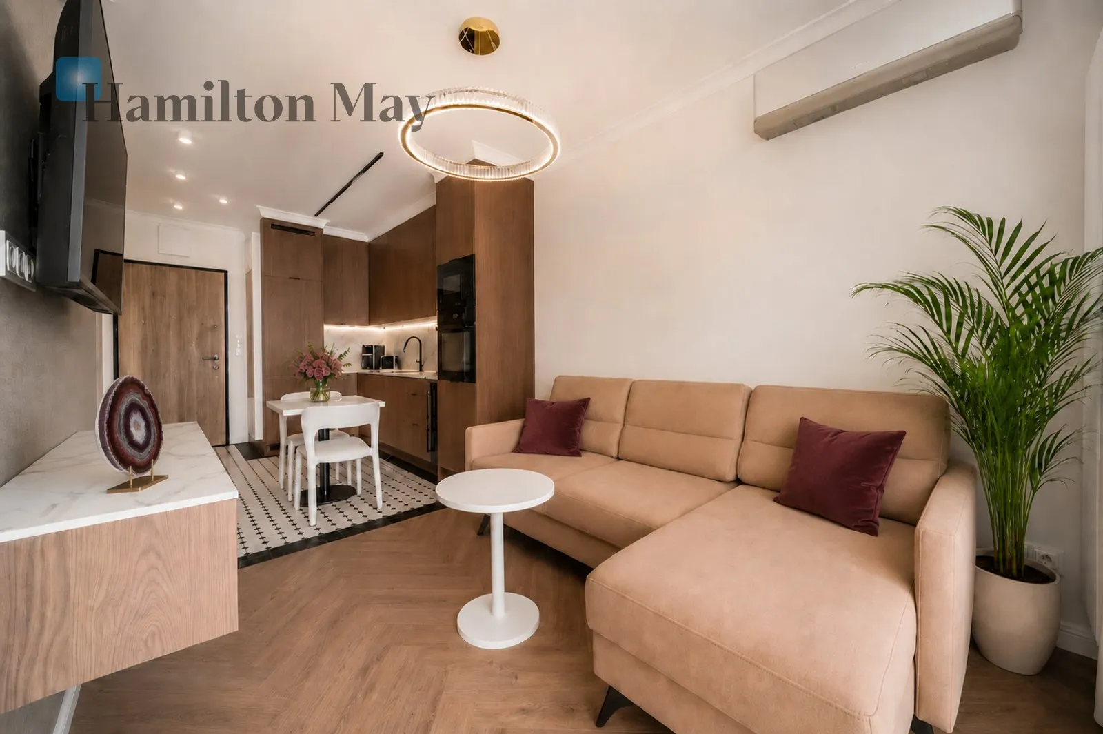 City: Warszawa Street: Chmielna Region: Wola Subregion: Mirów Distance to centre: 0.96 km Level: 4 Price: 1375000 PLN Bedrooms: 1 Bathrooms: 1 Size: 34m2 - slider