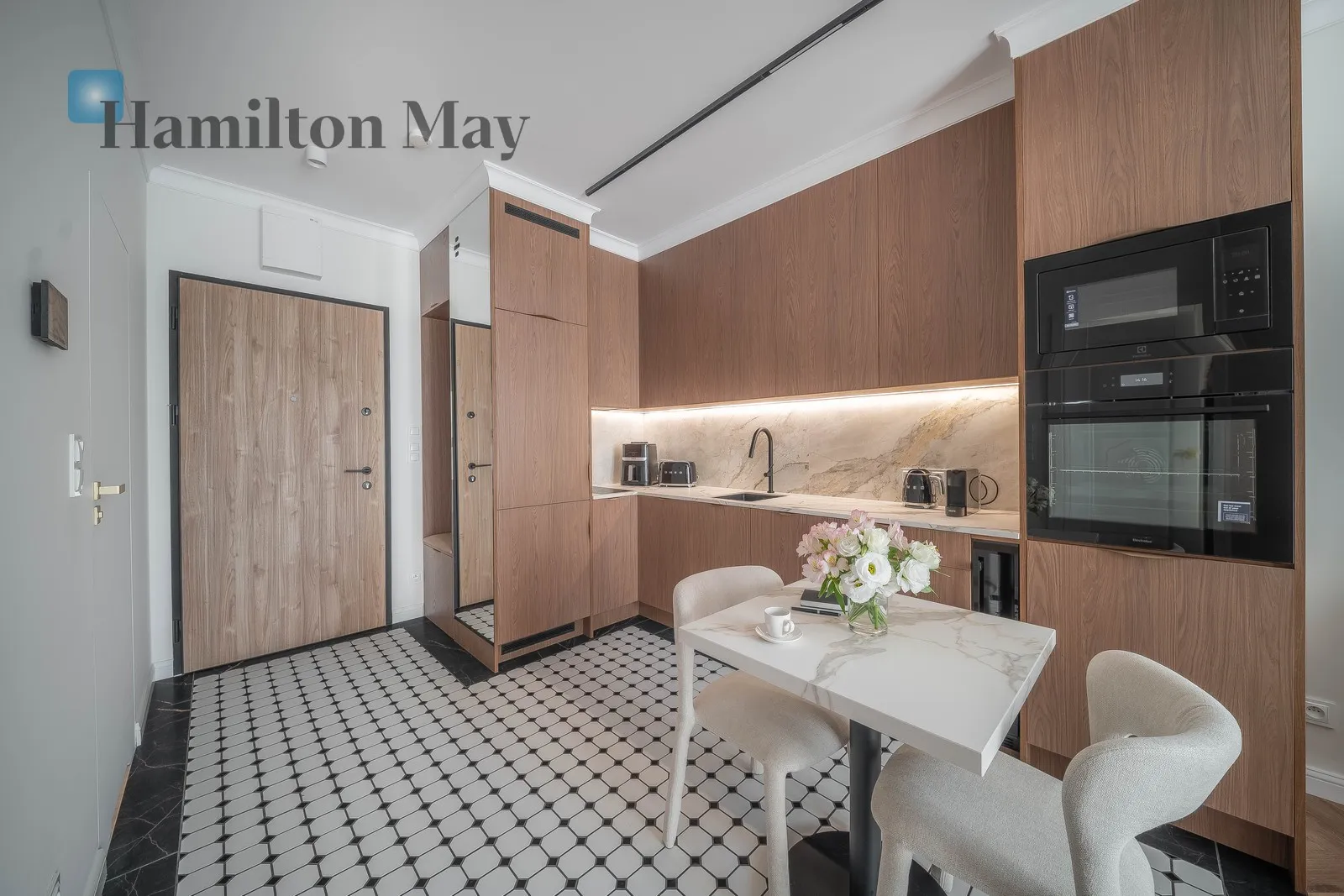 City: Warszawa Street: Chmielna Region: Wola Subregion: Mirów Distance to centre: 0.96 km Level: 4 Price: 1375000 PLN Bedrooms: 1 - slider