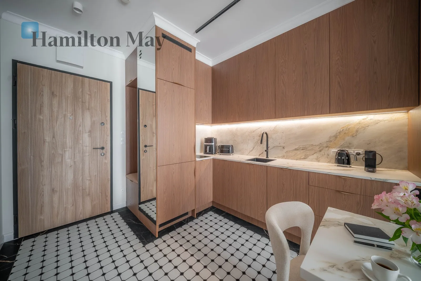 Street: Chmielna Region: Wola Subregion: Mirów Distance to centre: 0.96 km Level: 4 Price: 1375000 PLN Bedrooms: 1 Bathrooms: 1 - slider