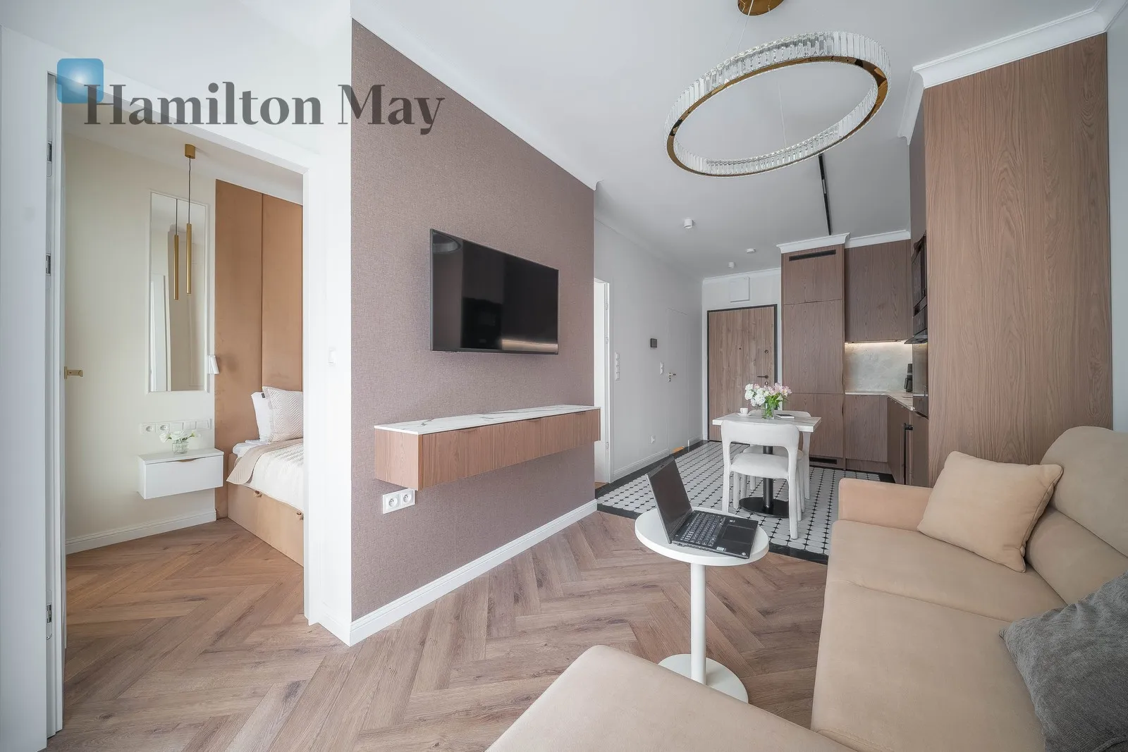 City: Warszawa Street: Chmielna Region: Wola Subregion: Mirów Distance to centre: 0.96 km Level: 4 Price: 1375000 PLN - slider