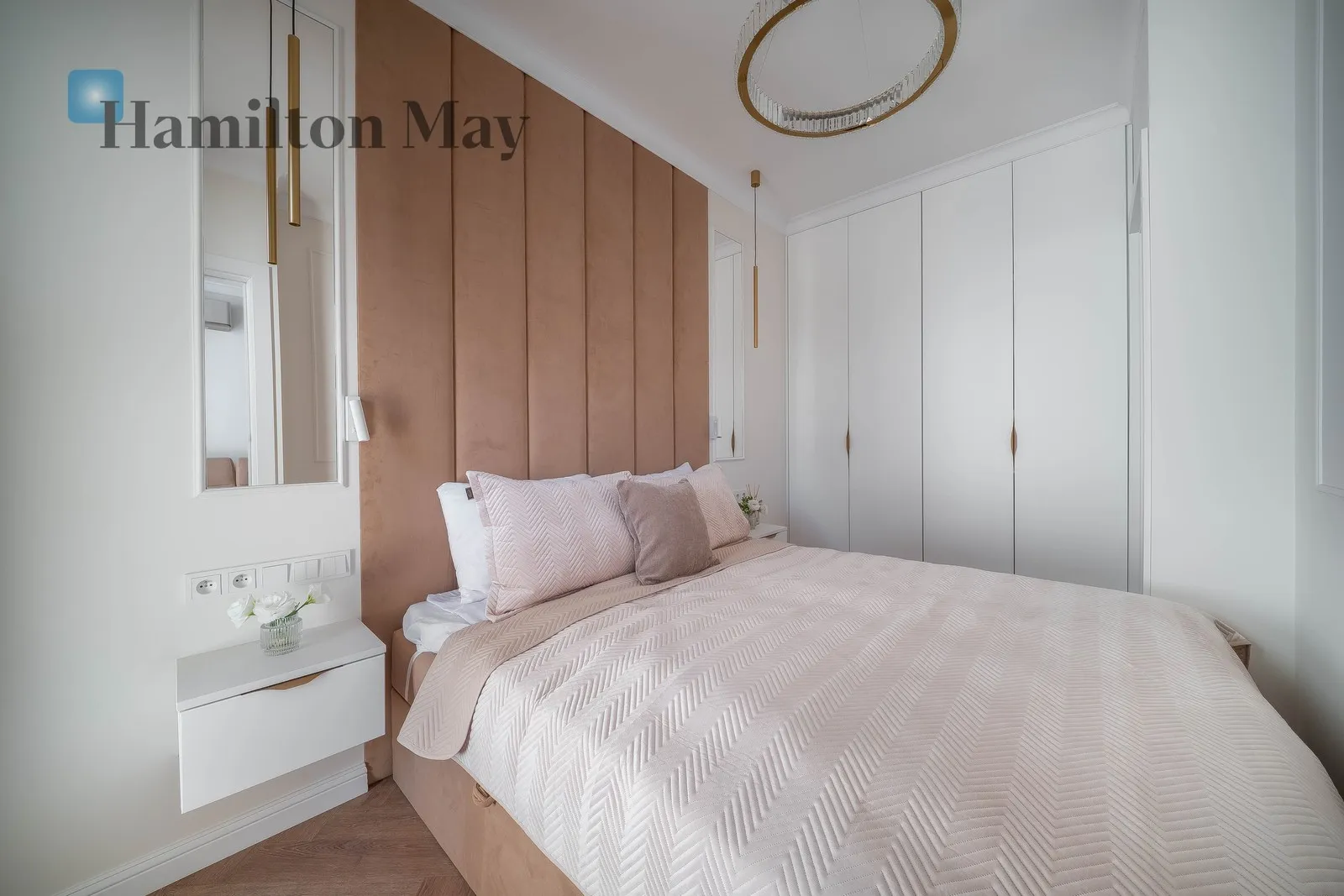 Street: Chmielna Region: Wola Subregion: Mirów Distance to centre: 0.96 km Level: 4 Price: 1375000 PLN Bedrooms: 1 - slider