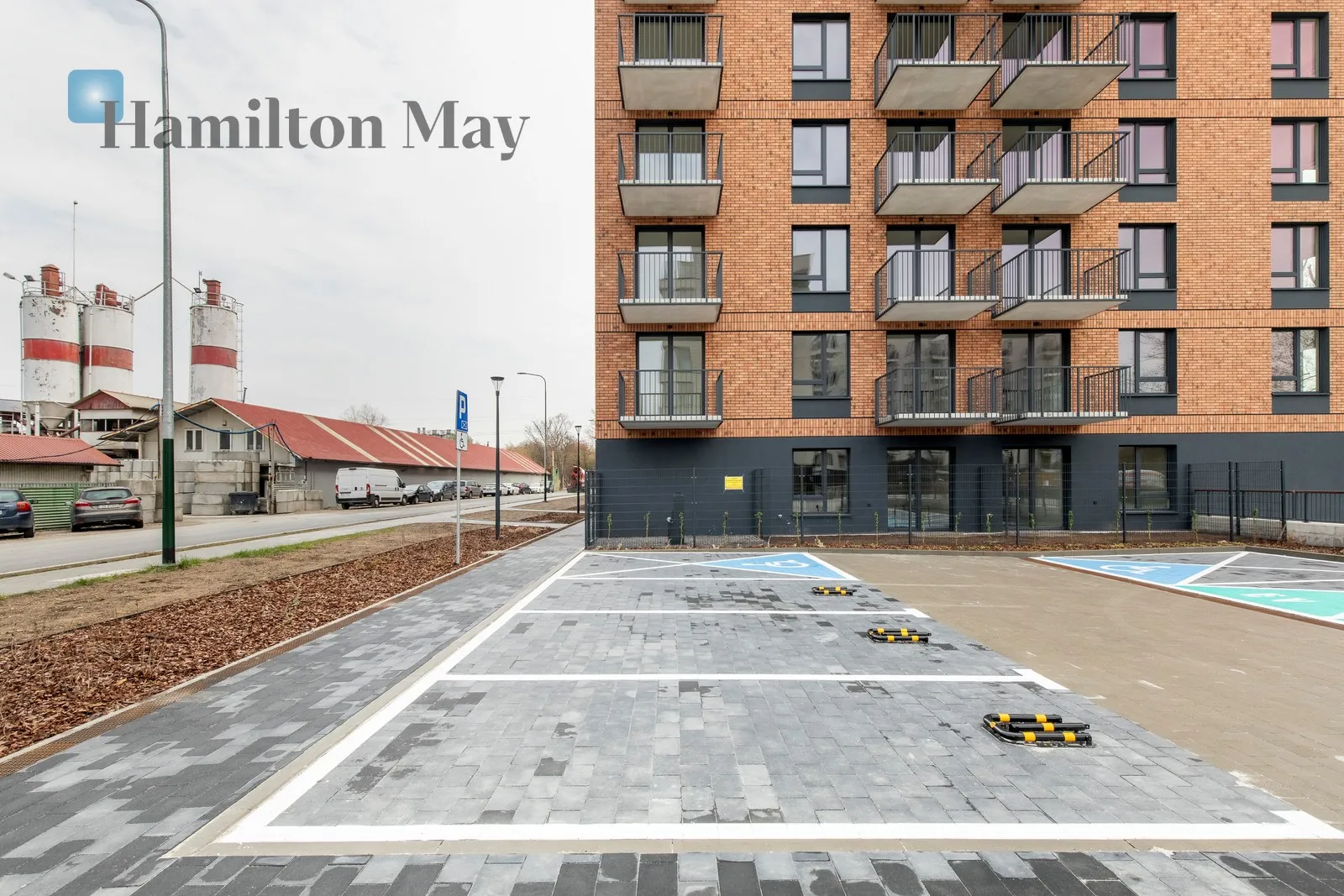 Przestronny lokal usługowy z parkingiem na Zabłociu - slider