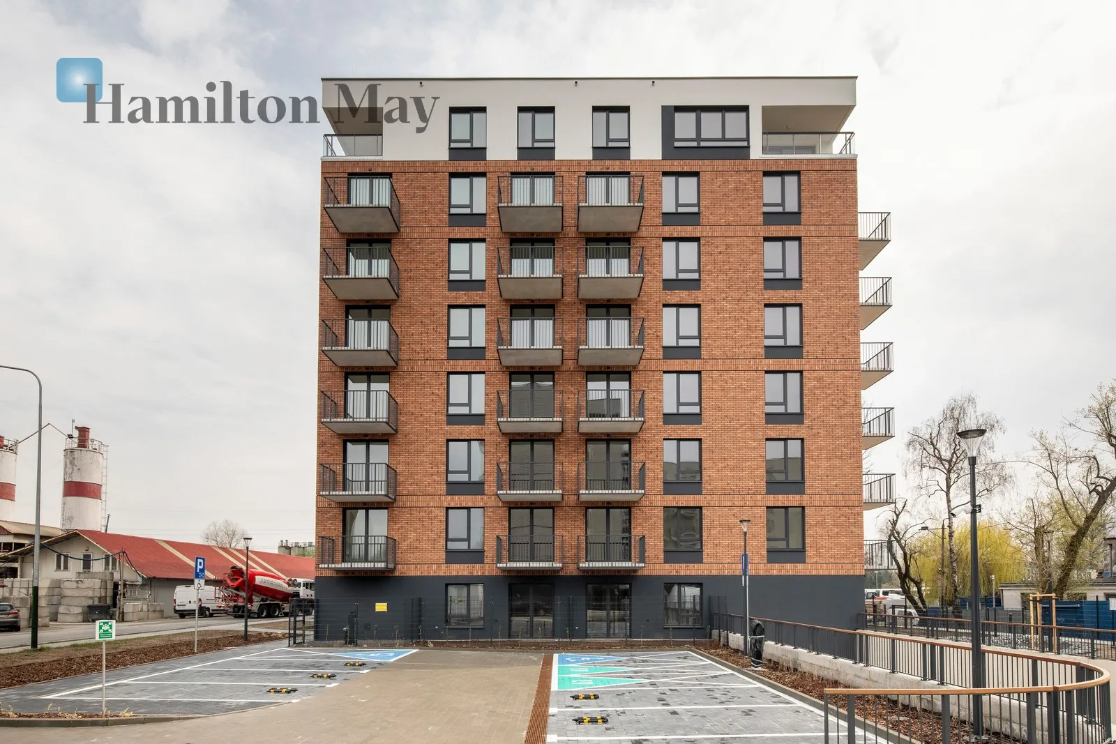 Przestronny lokal usługowy z parkingiem na Zabłociu - slider