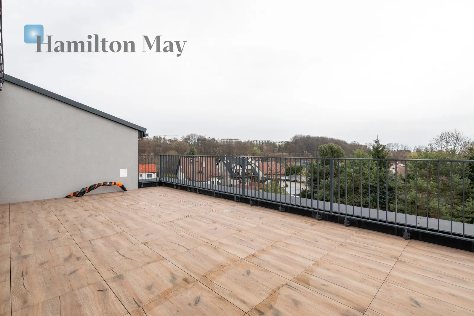 Distance to centre: 4.5 km Price: 5500 PLN Bedrooms: null - slider