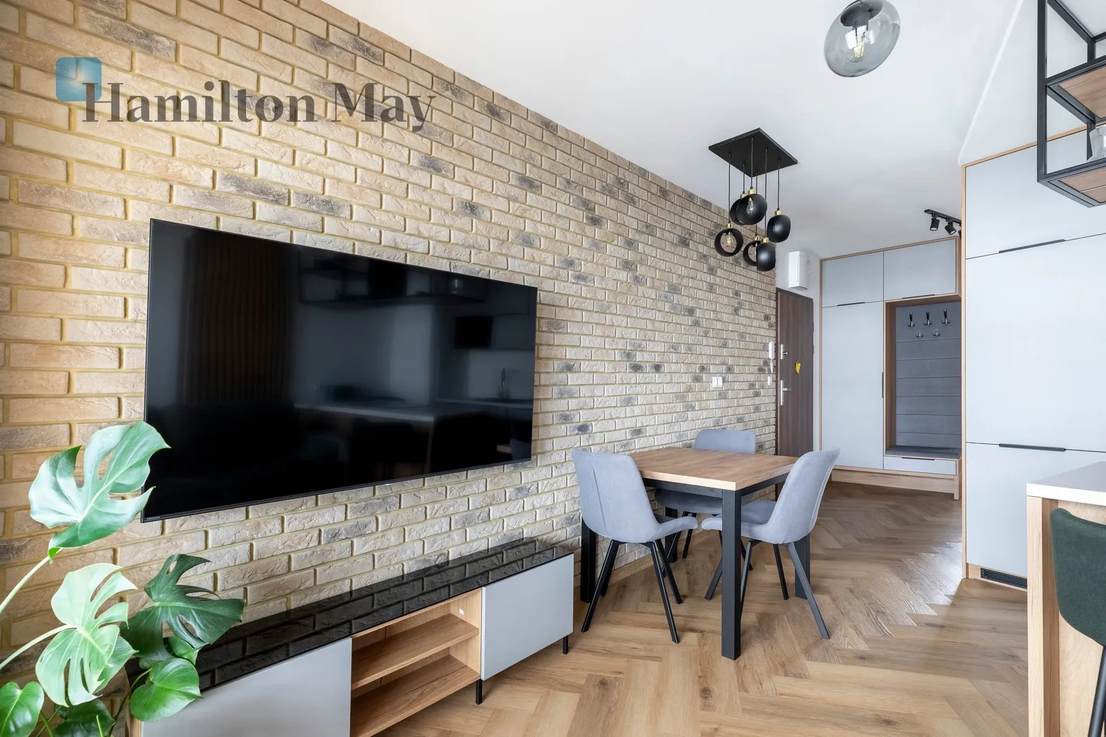 City: Kraków Street: aleja Kijowska Region: Krowodrza Distance to centre: 1.99 km Level: 6 Price: 4700 PLN Bedrooms: 2 Bathrooms: 1 - slider