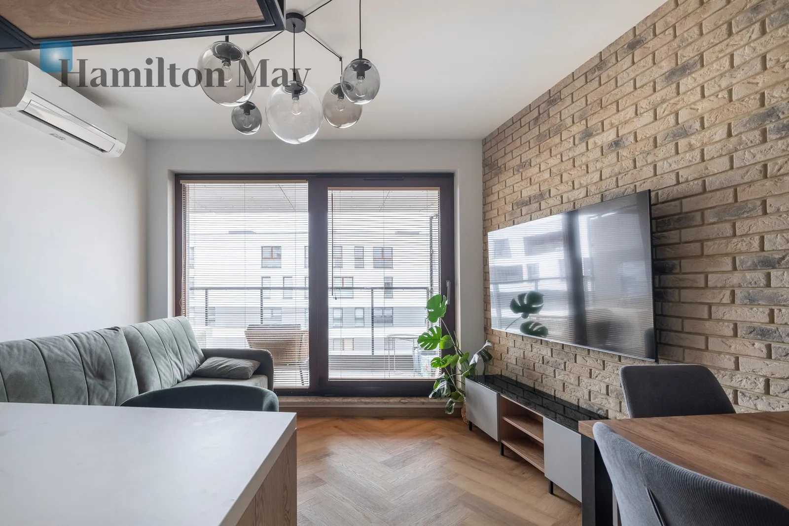 City: Kraków Street: aleja Kijowska Region: Krowodrza Distance to centre: 1.99 km Level: 6 Price: 4700 PLN Bedrooms: 2 Bathrooms: 1 Size: 55m2 - slider