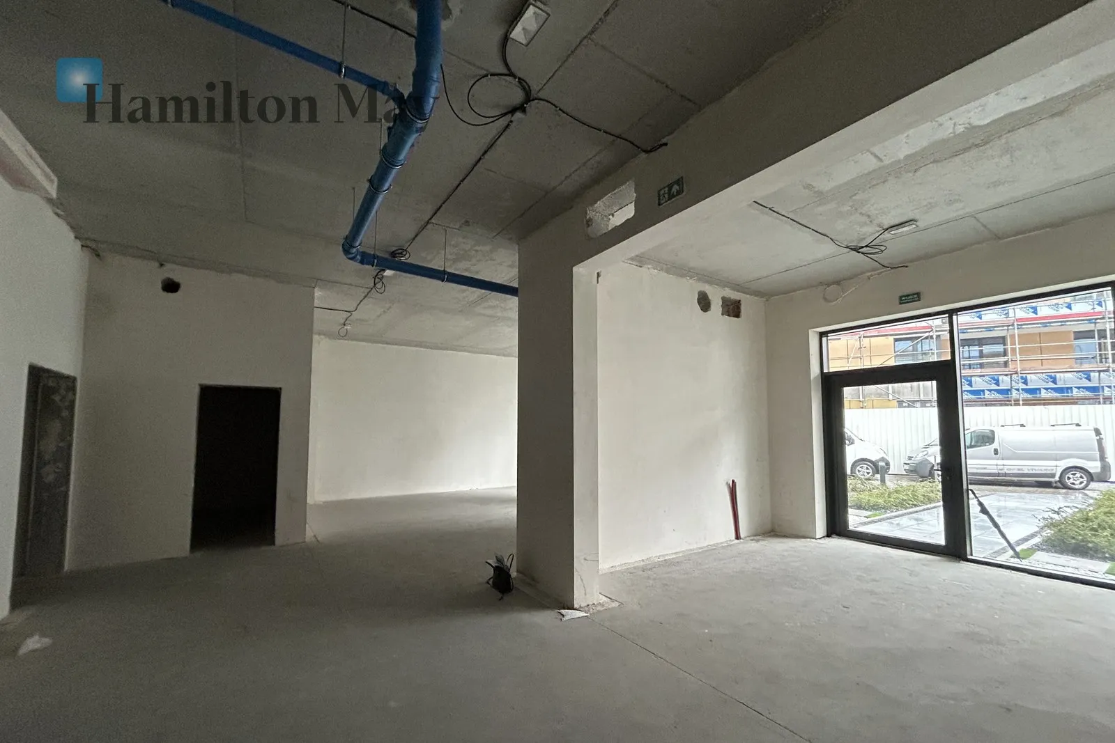 Ідеальне приміщення з вітриною, для індустрії краси або бутіка - slider