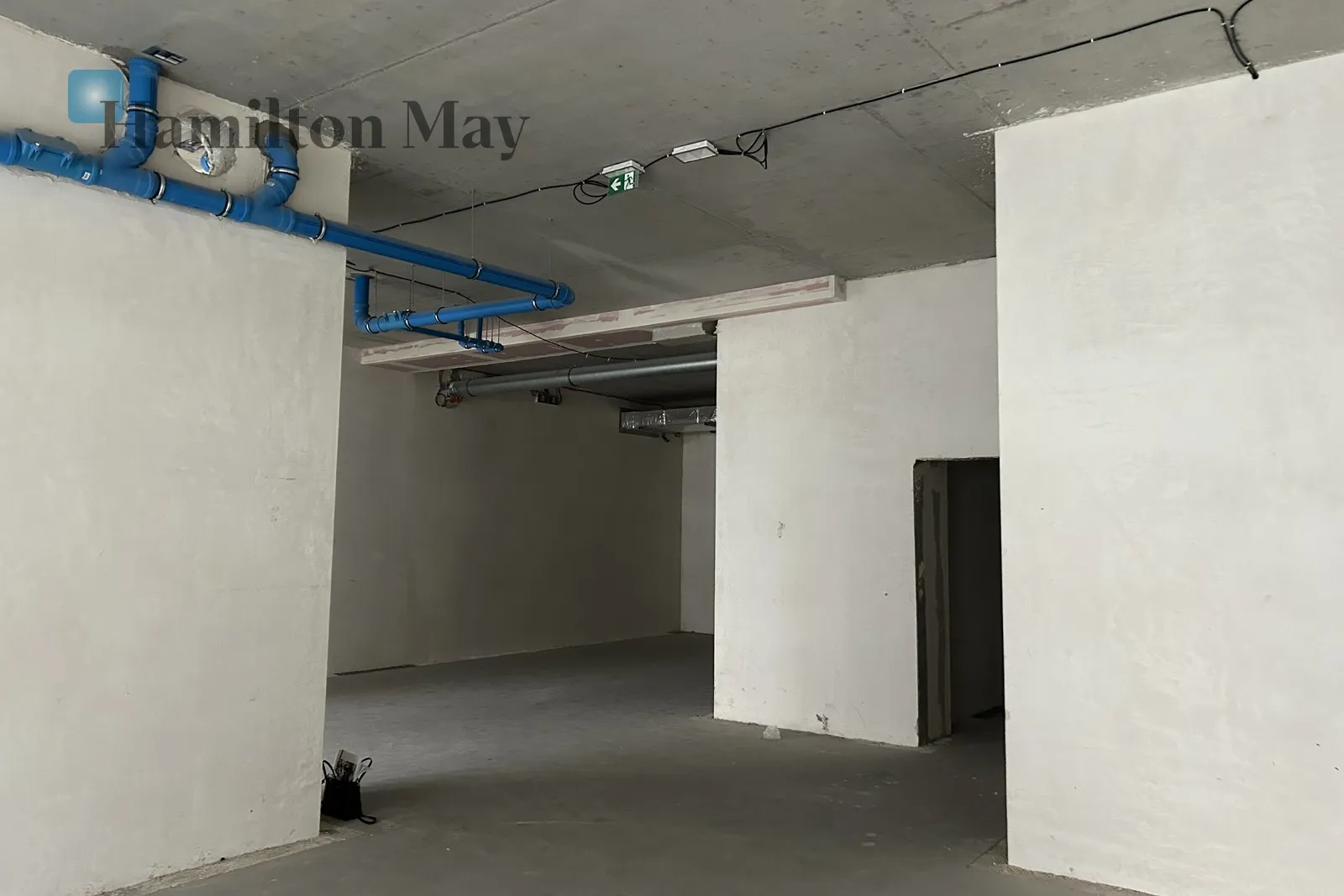 Ідеальне приміщення з вітриною, для індустрії краси або бутіка - slider