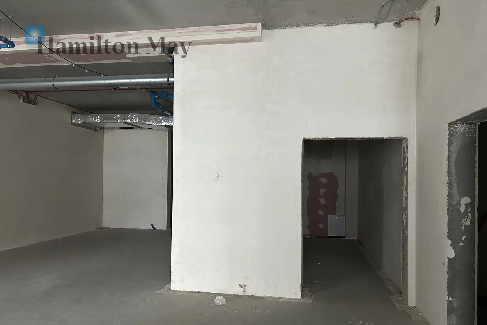 Ідеальне приміщення з вітриною, для індустрії краси або бутіка - slider