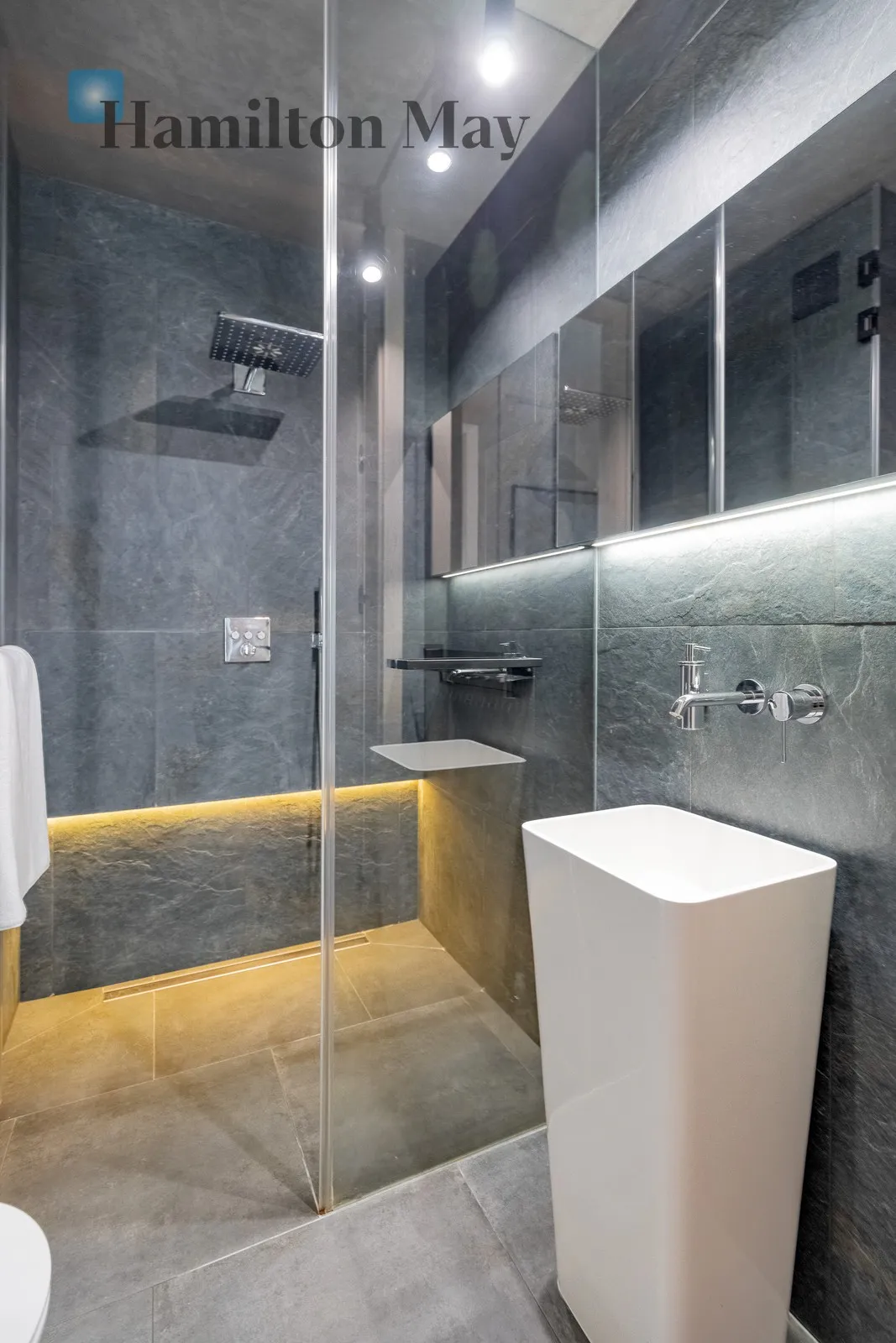 Designer penthouse with a 112-square-meter terrace on the top floor - slider