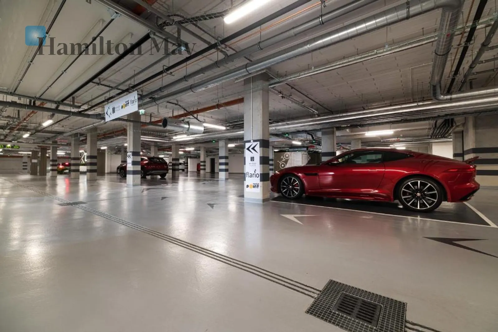 Ідеальне приміщення з вітриною, для індустрії краси або бутіка - slider