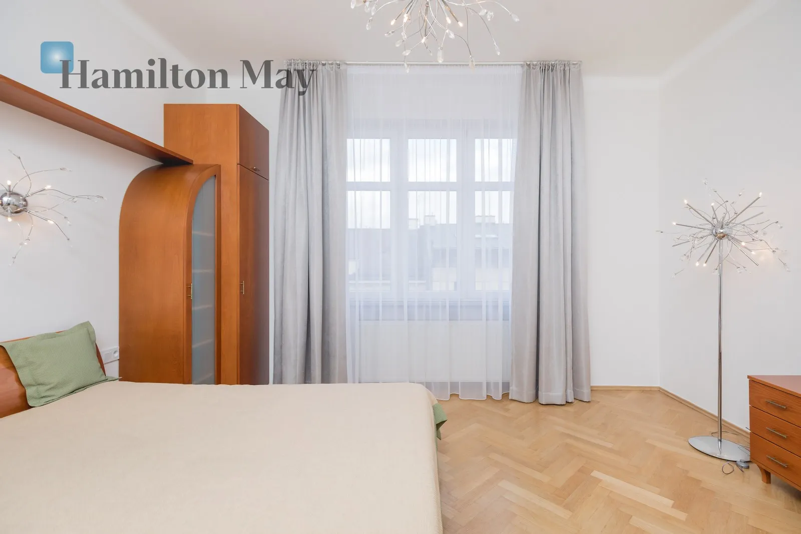 City: Kraków Street: Józefitów Region: Krowodrza Distance to centre: 1.42 km Level: 4 Price: 5700 PLN Bedrooms: 1 Bathrooms: 1 - slider